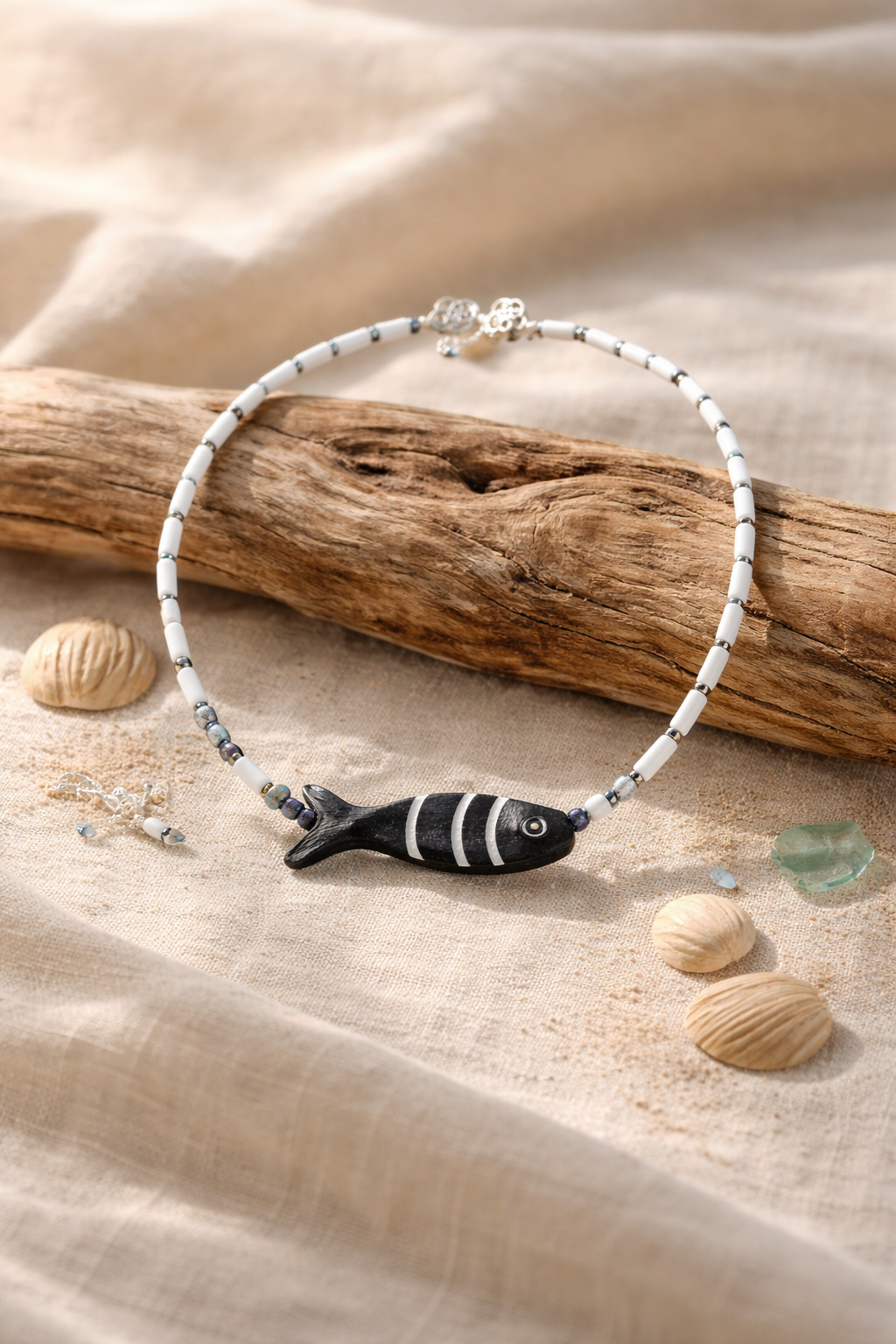 Coral alb si detaliu din os