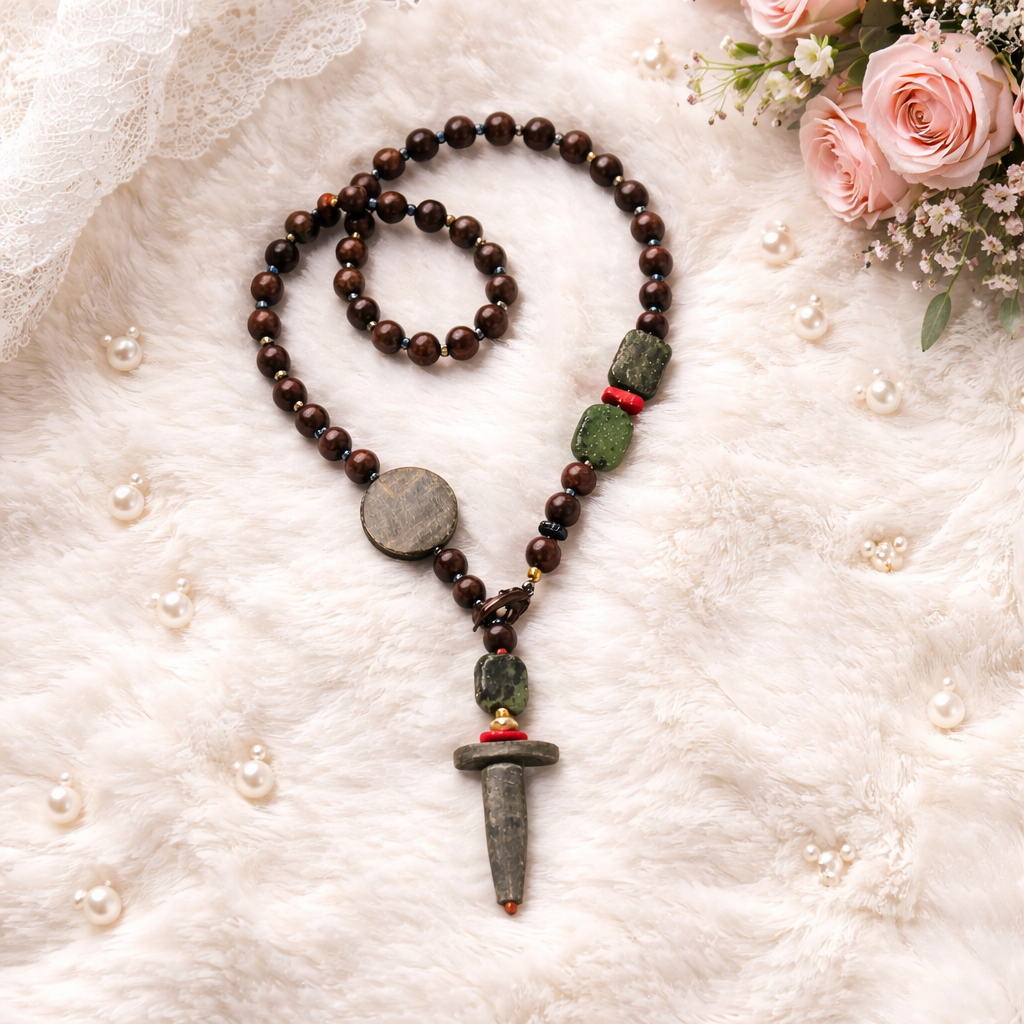 Granat cu detalii de coral si os