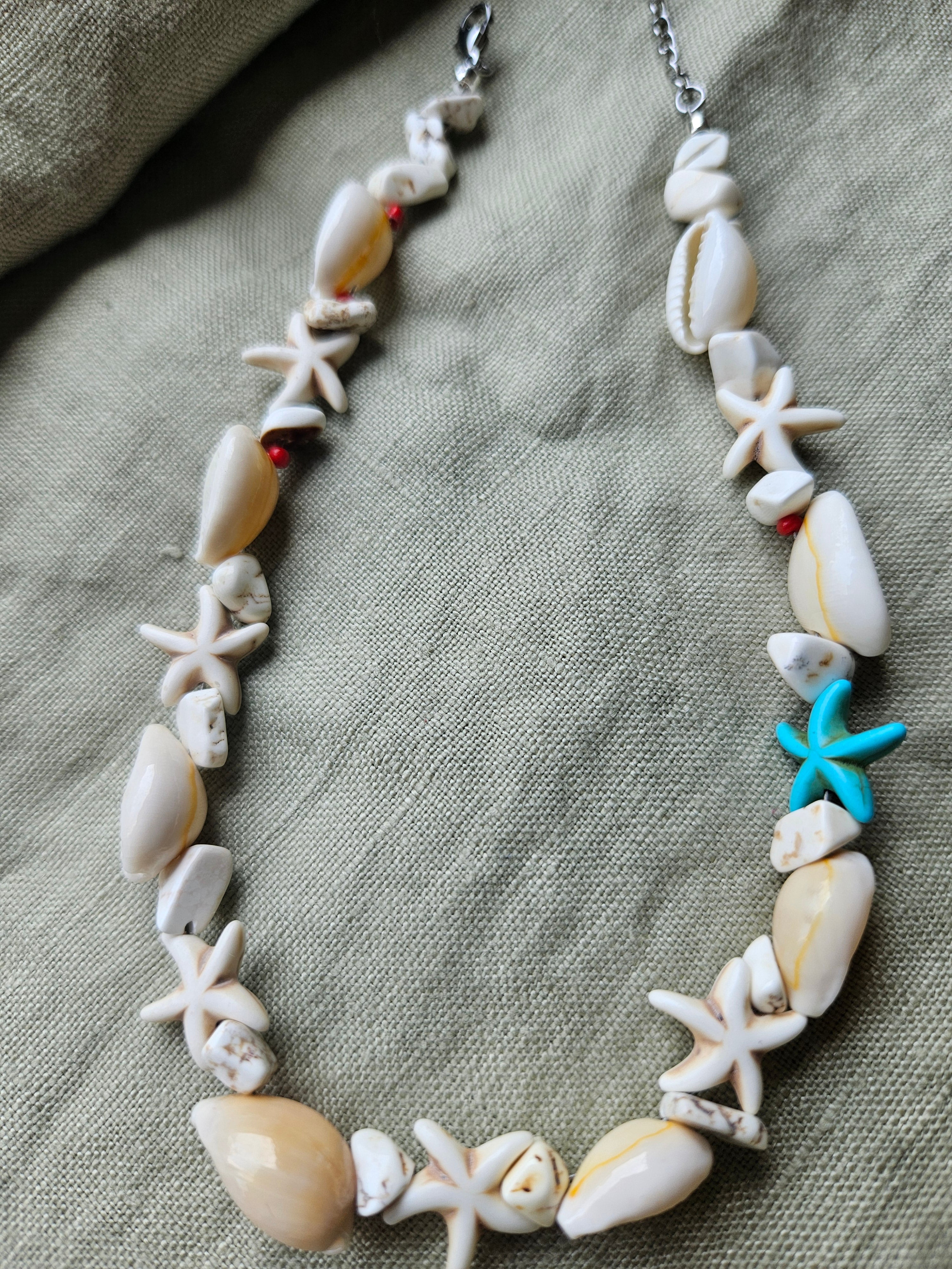 Shell and synthetic turquoise choker
