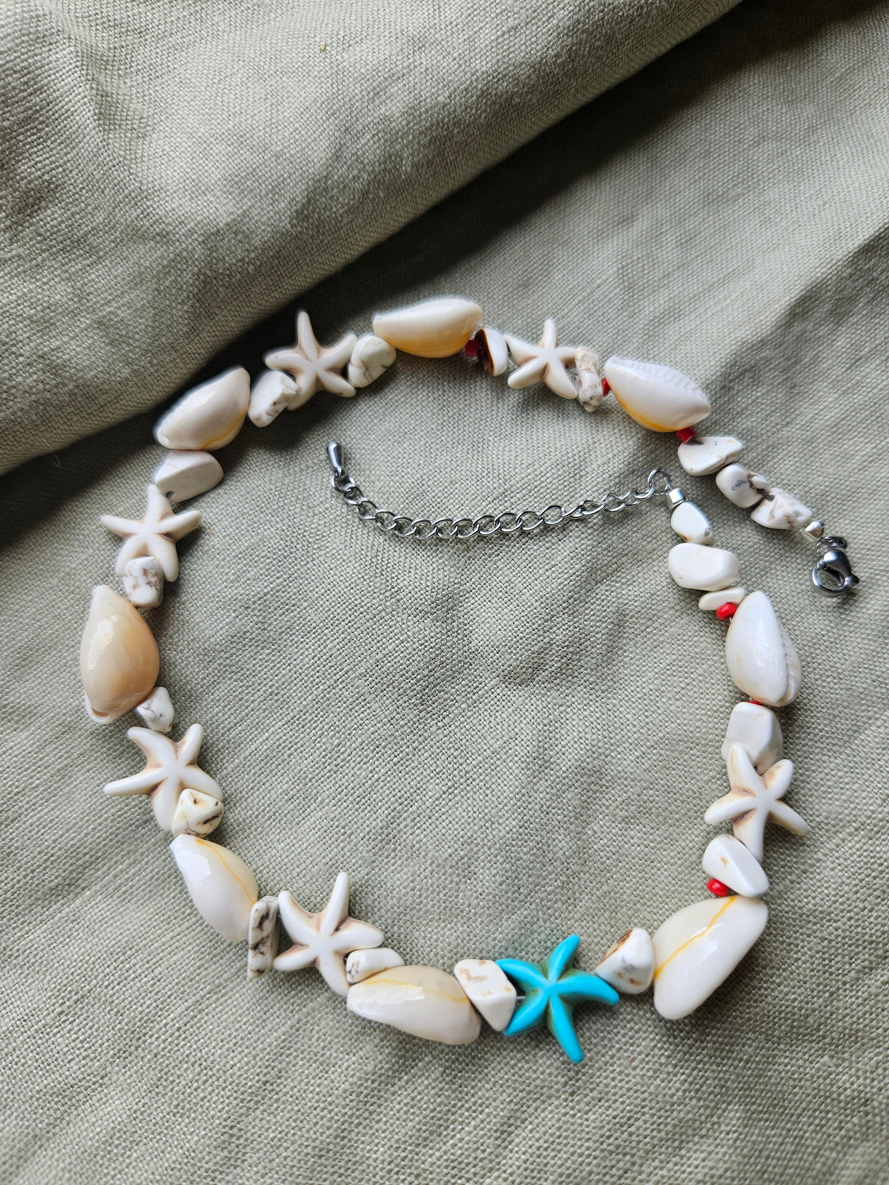 Shell and synthetic turquoise choker