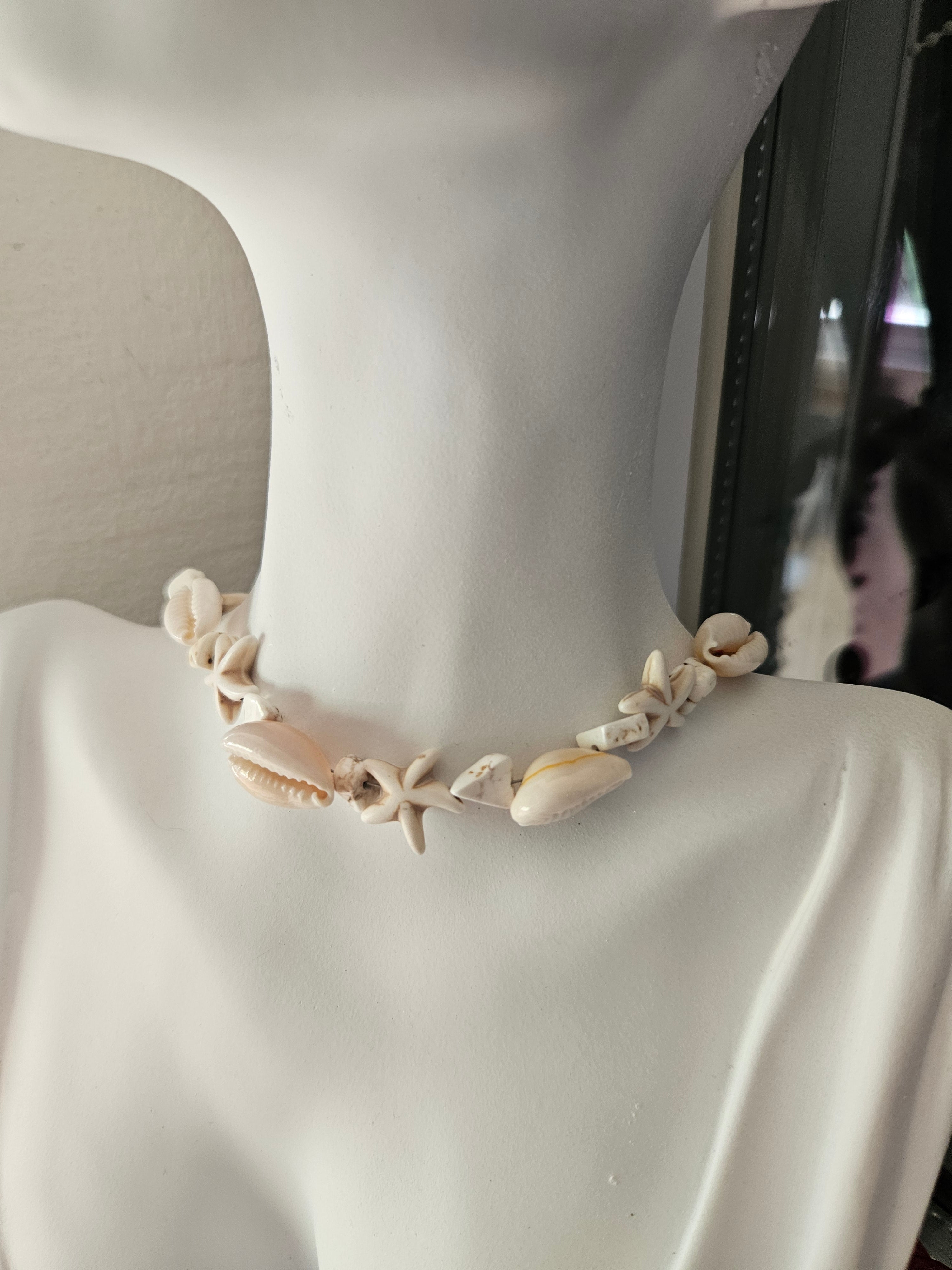 Shell and synthetic turquoise choker