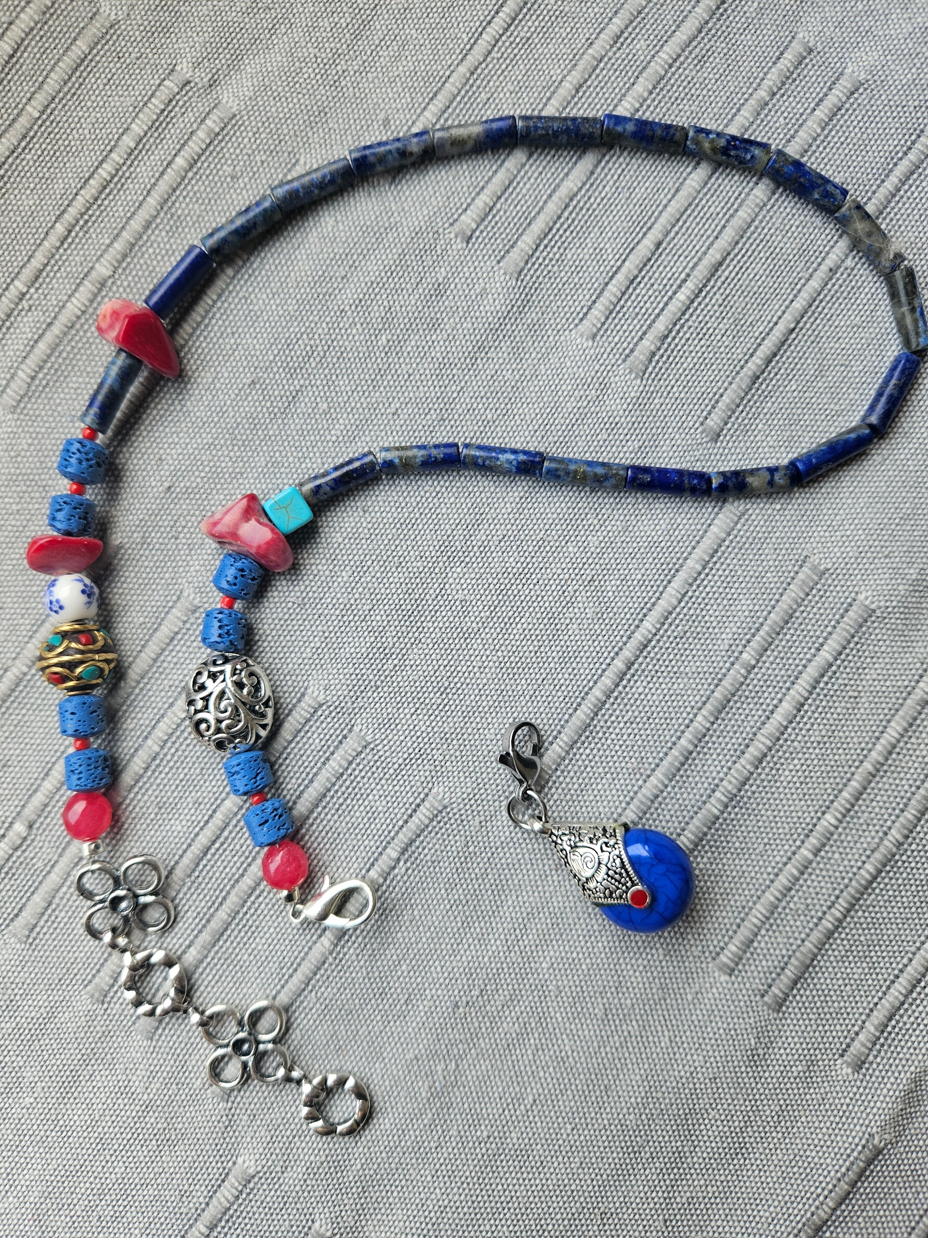 Lapis lazuli, lava si coral