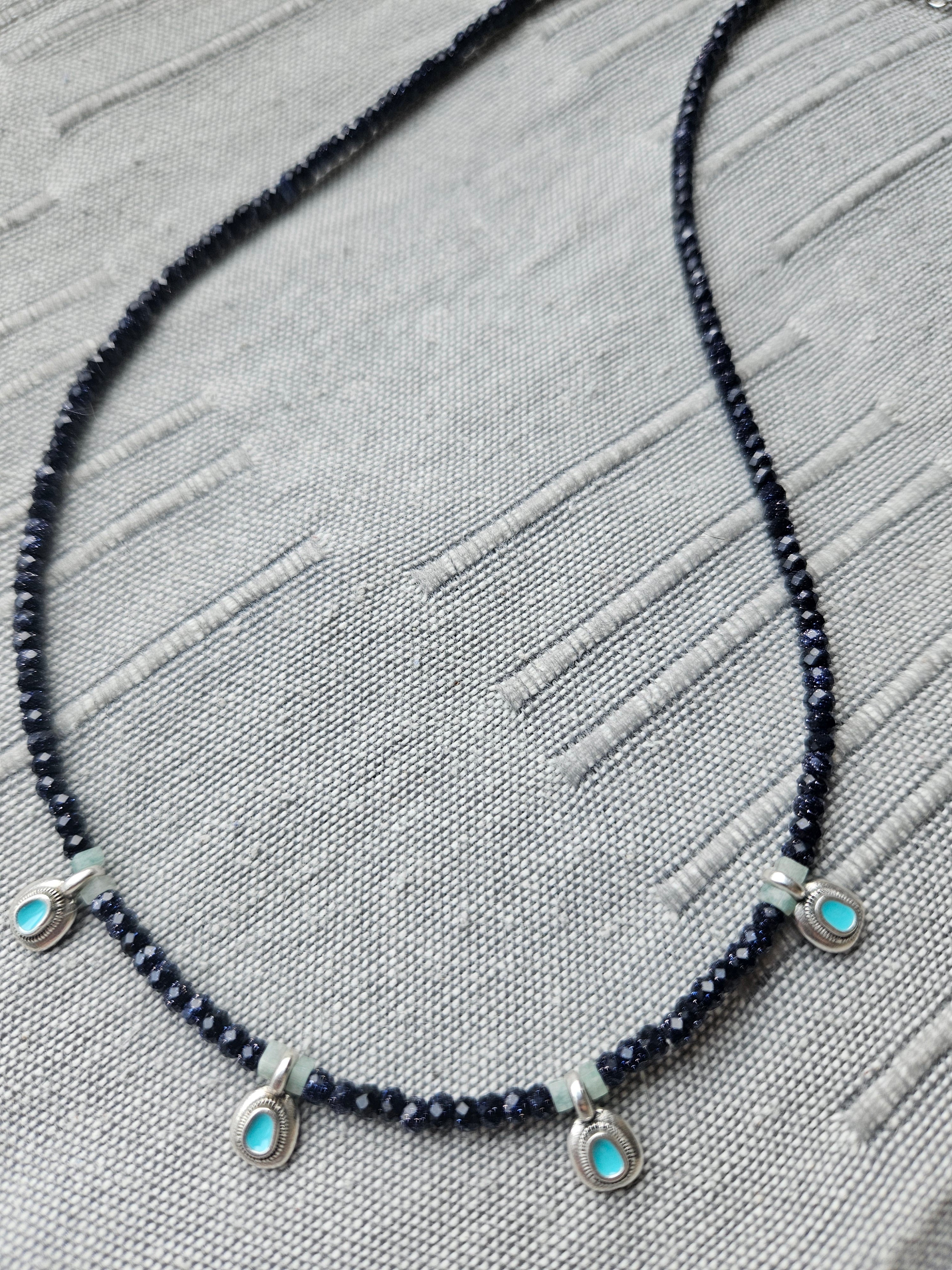 Goldstone si larimar
