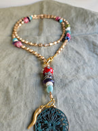 Hematite, coral, malachit si portelan