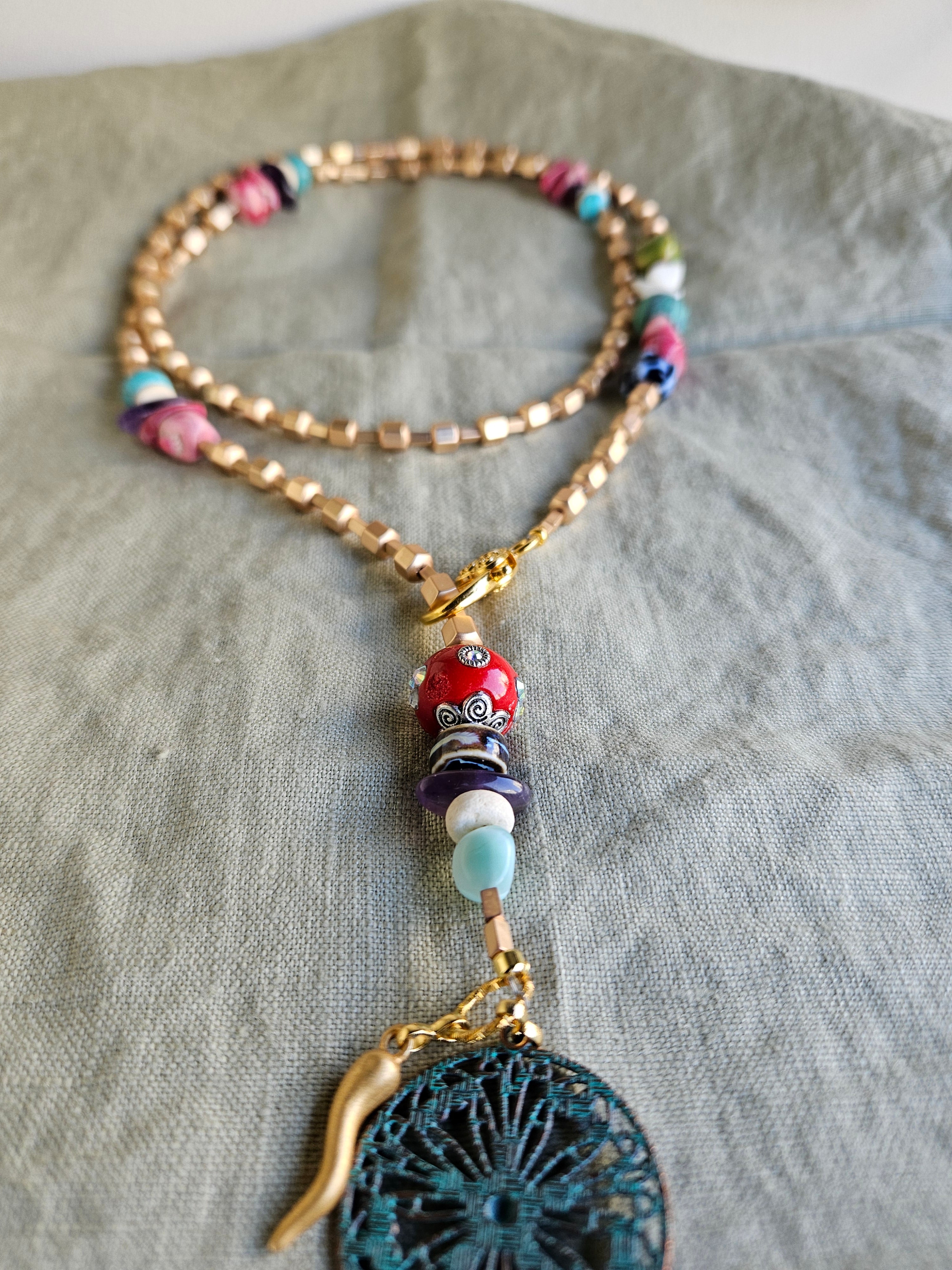 Hematite, coral, malachit si portelan