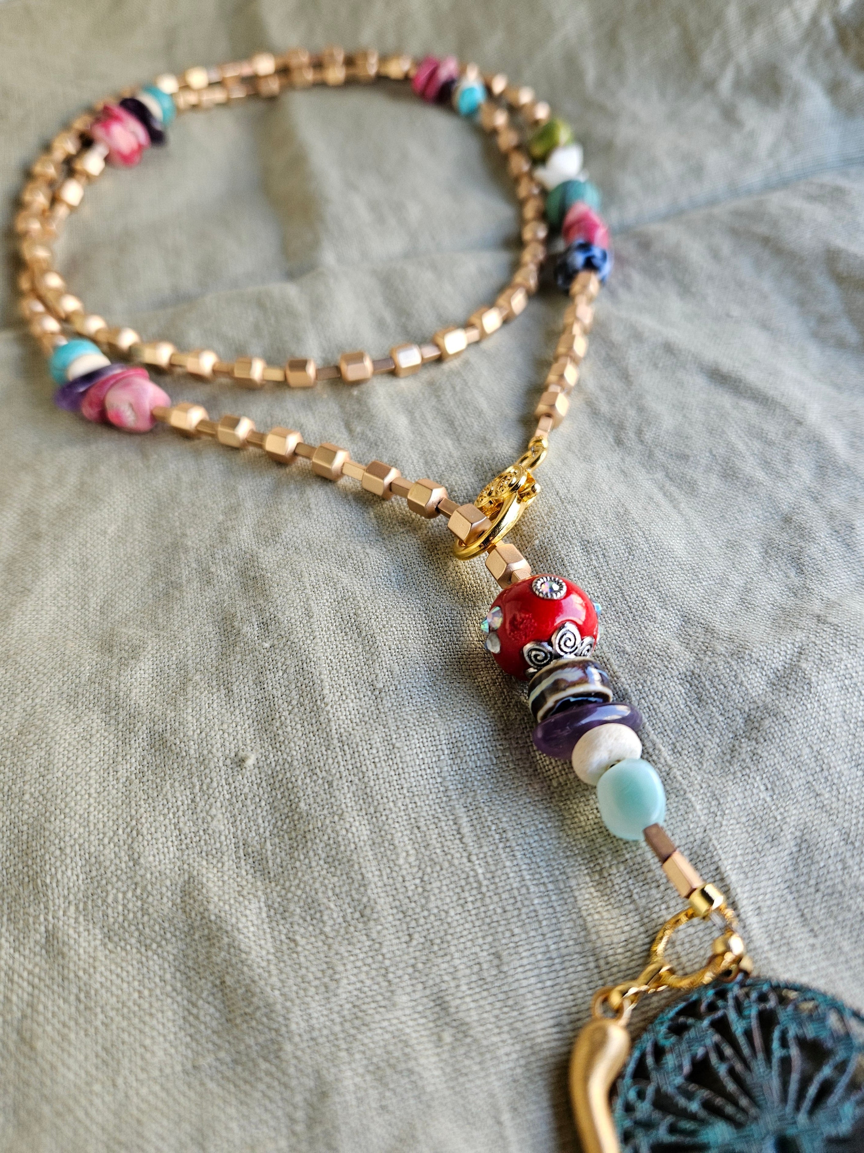 Hematite, coral, malachit si portelan