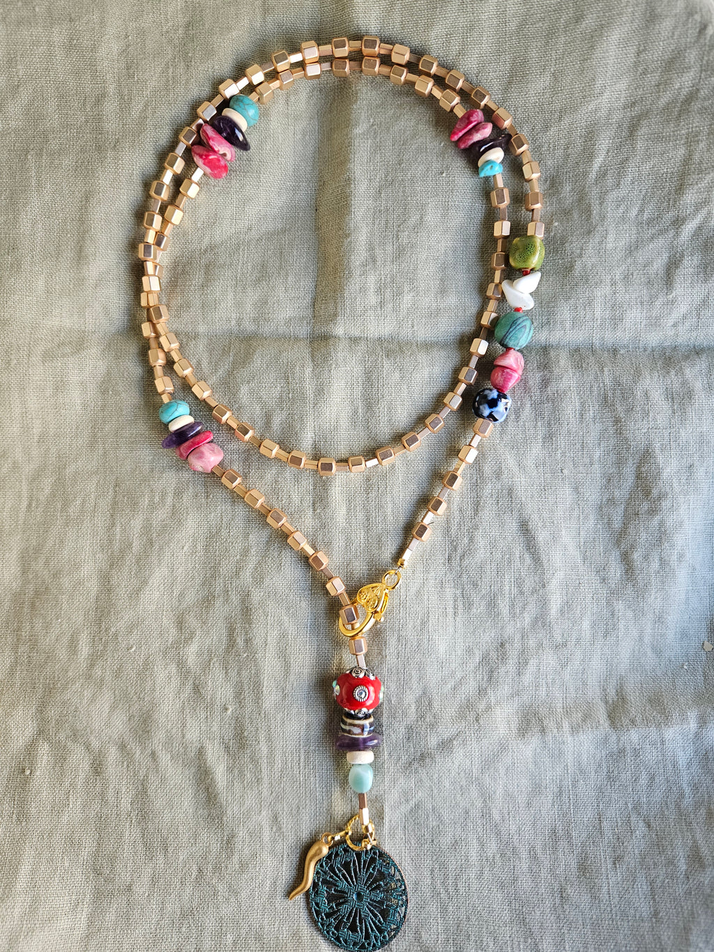 Hematite, coral, malachit si portelan