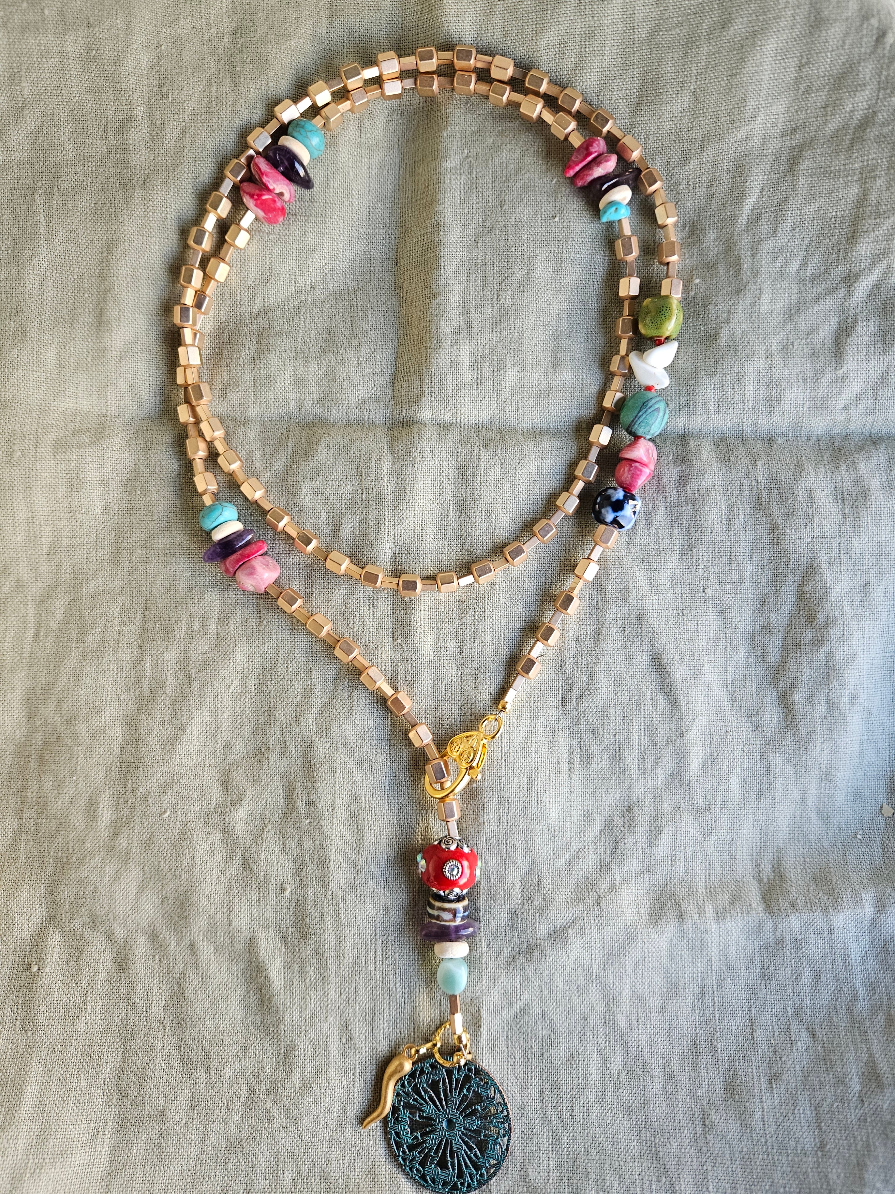 Hematite, coral, malachit si portelan