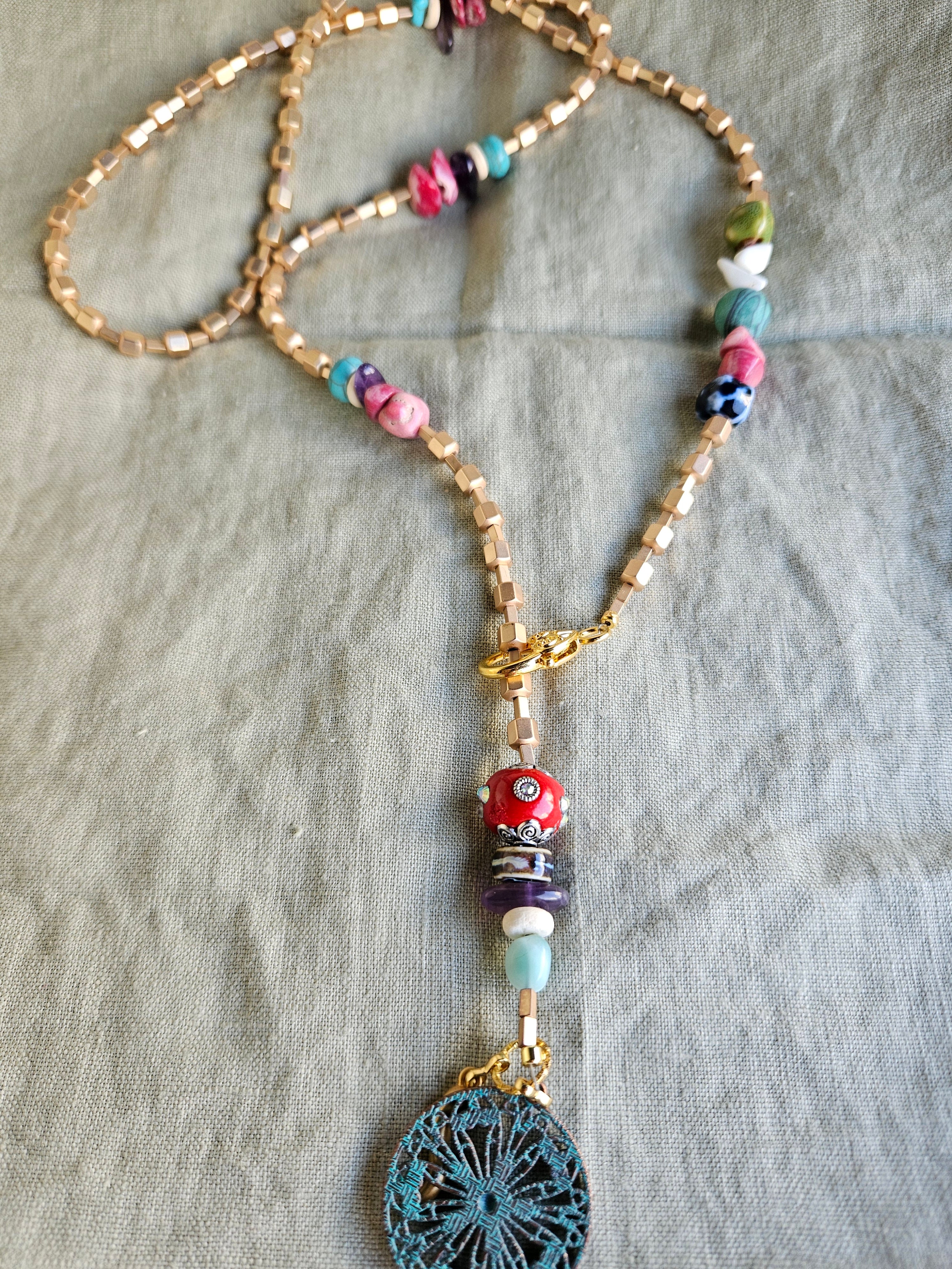 Hematite, coral, malachit si portelan