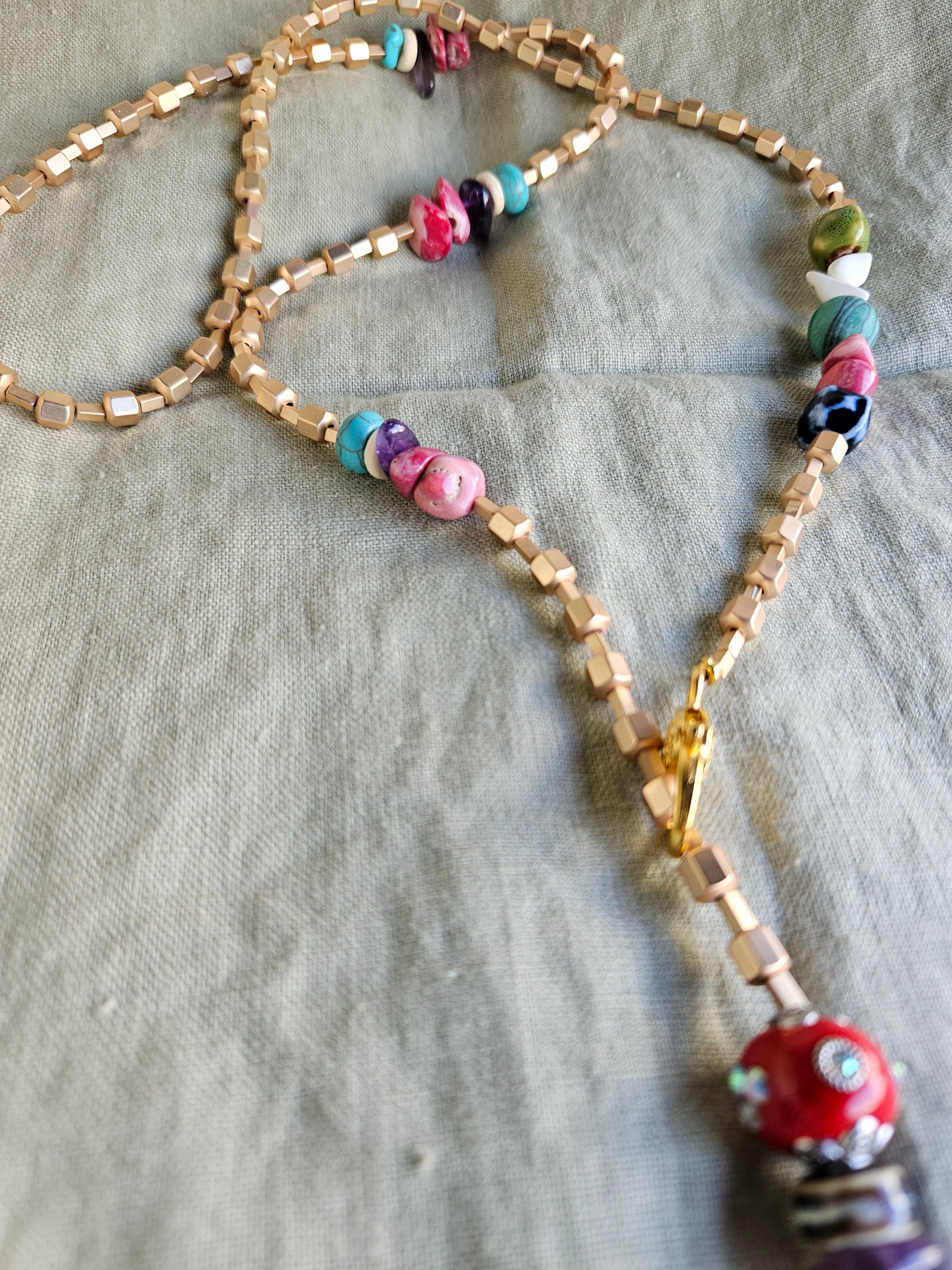 Hematite, coral, malachit si portelan