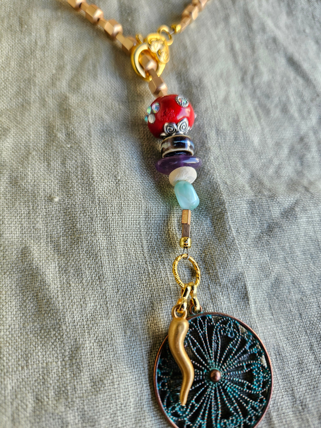 Hematite, coral, malachit si portelan