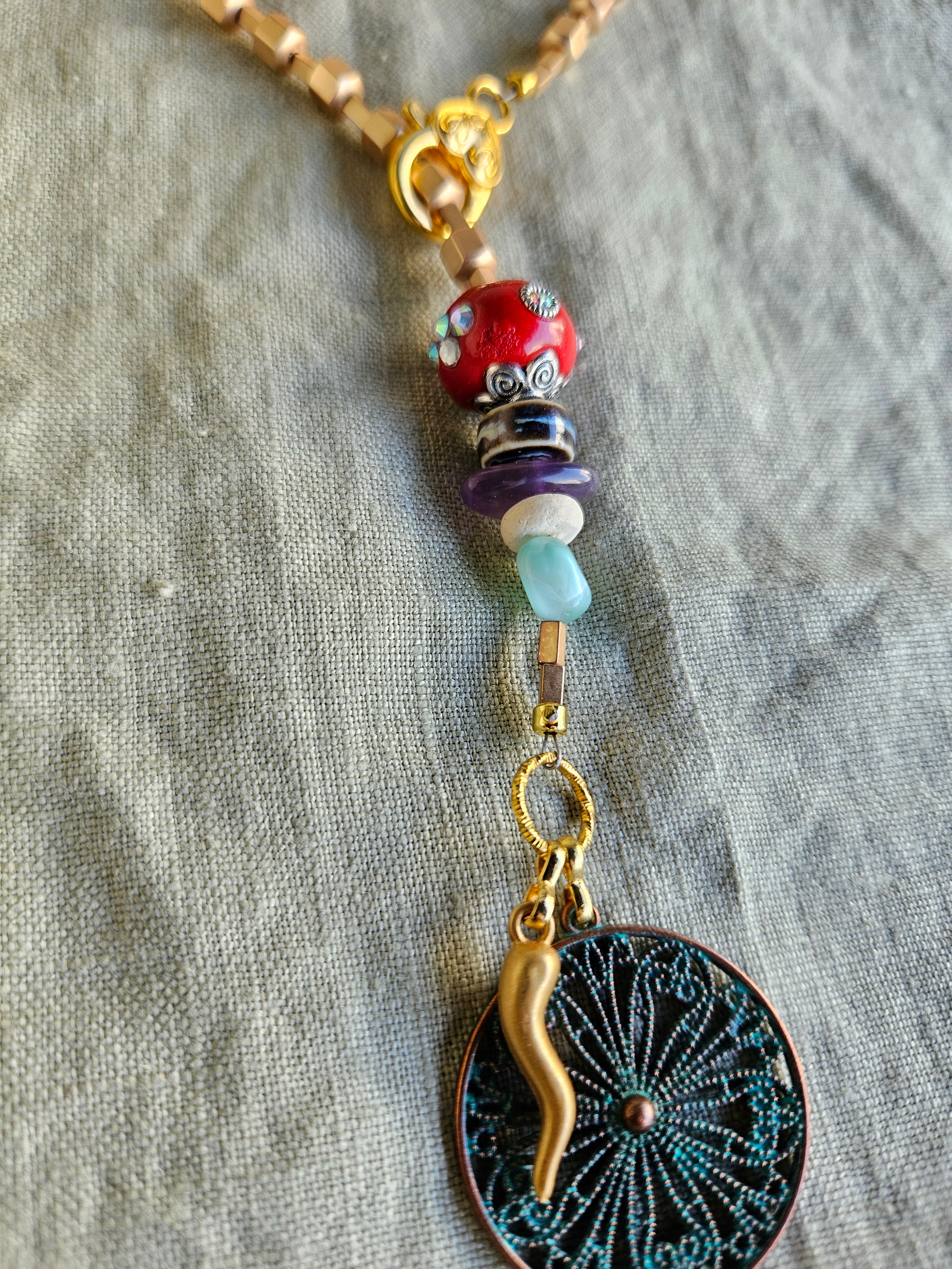 Hematite, coral, malachit si portelan