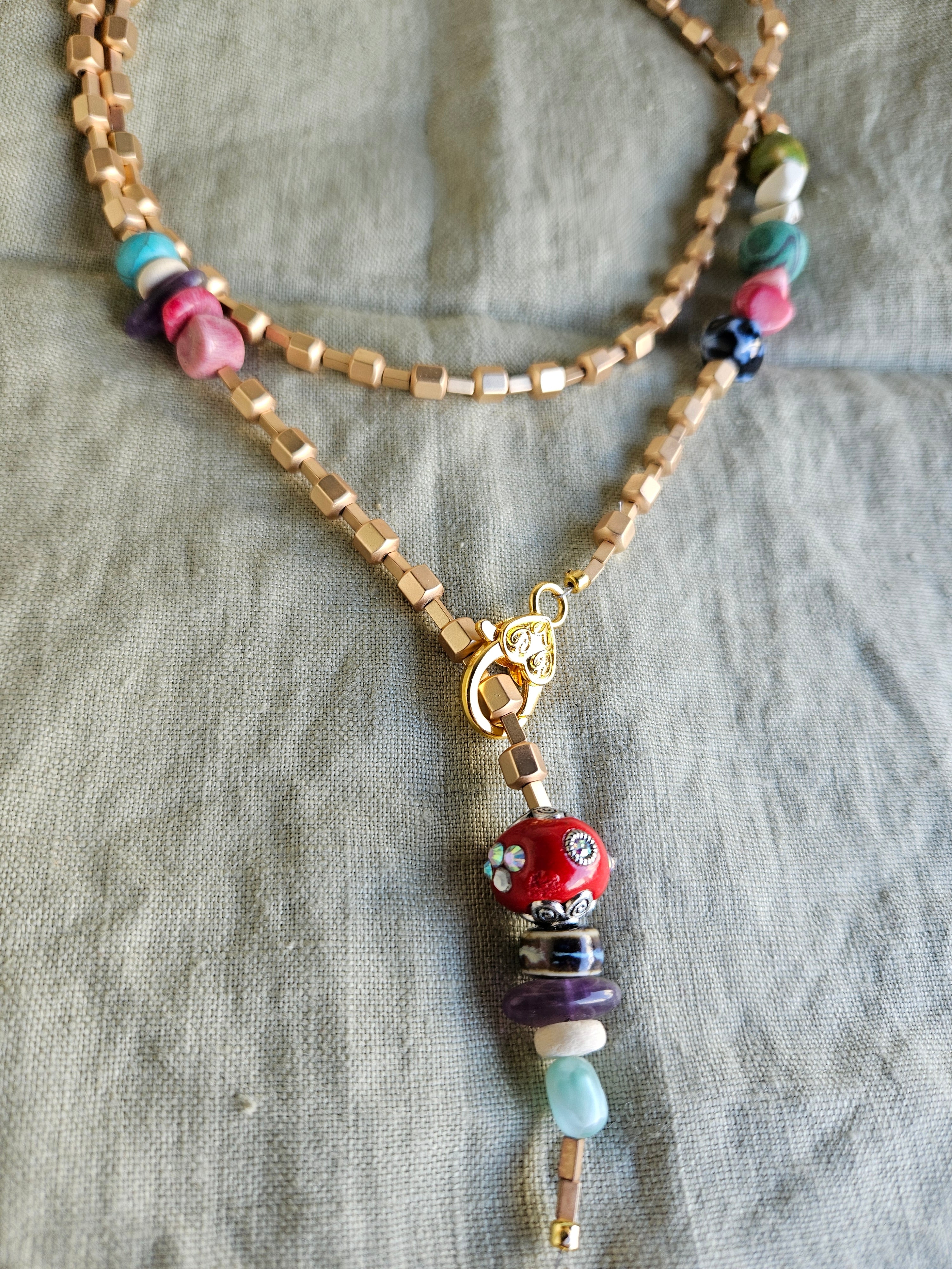 Hematite, coral, malachit si portelan