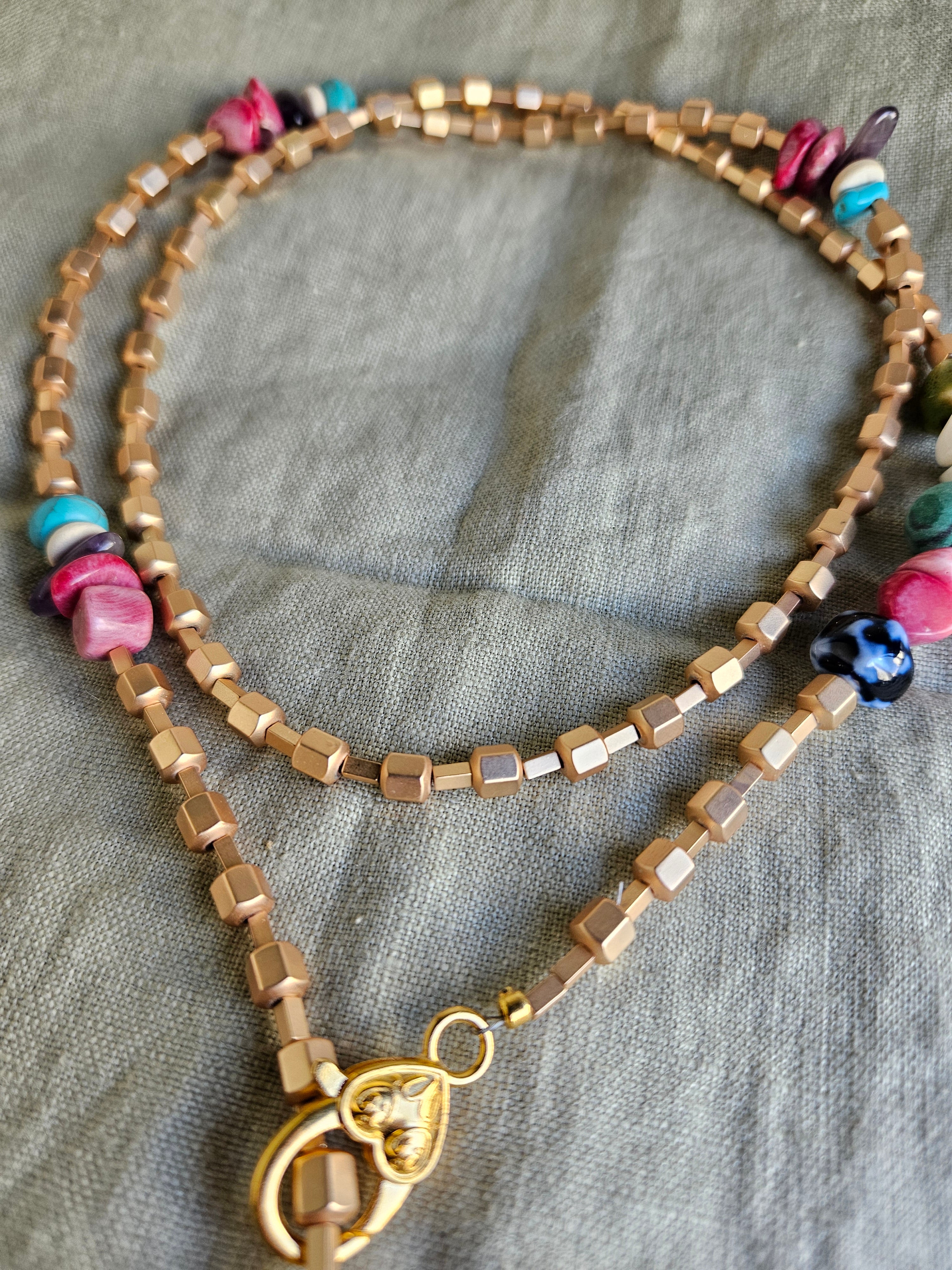 Hematite, coral, malachit si portelan