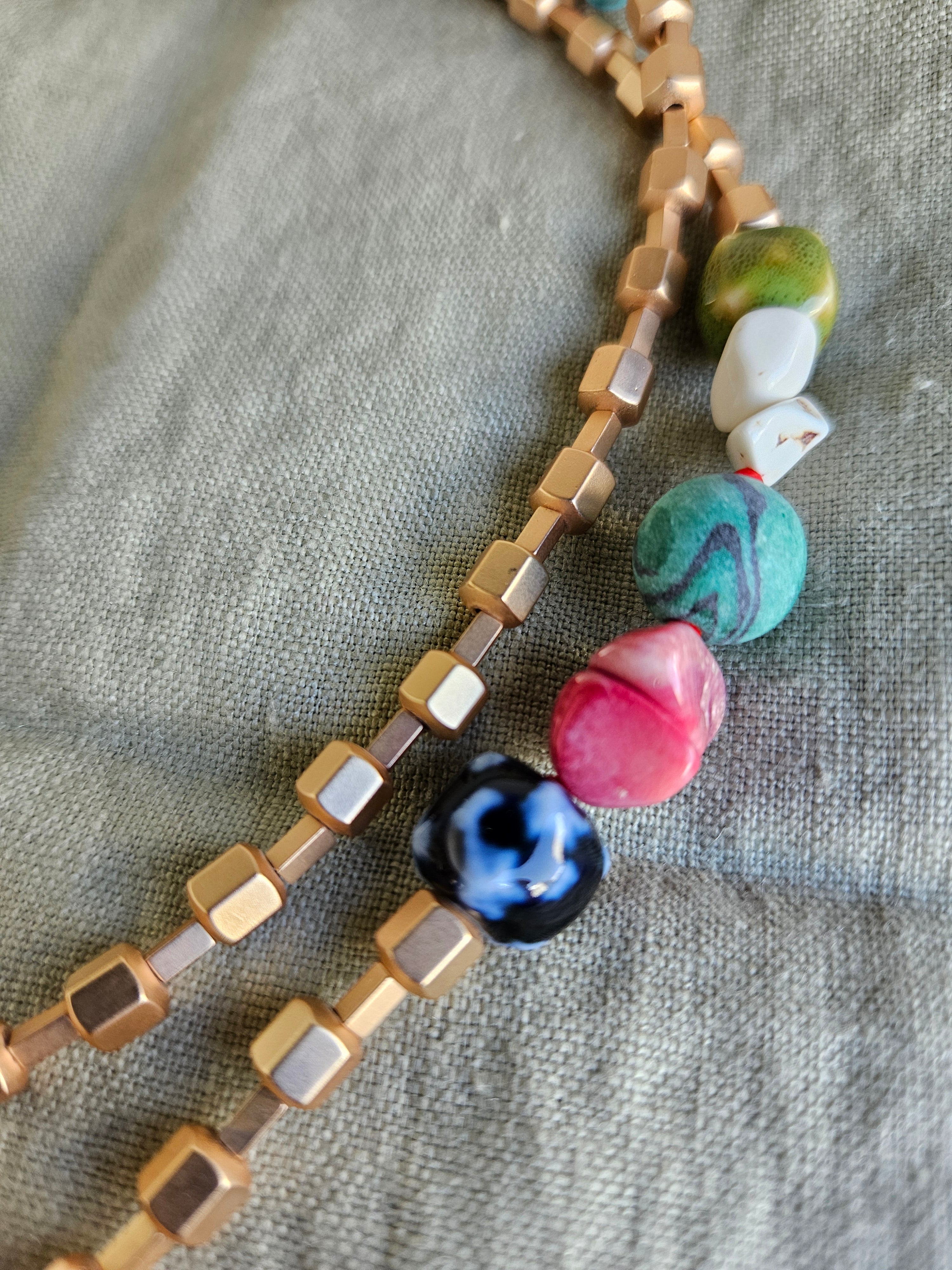Hematite, coral, malachit si portelan