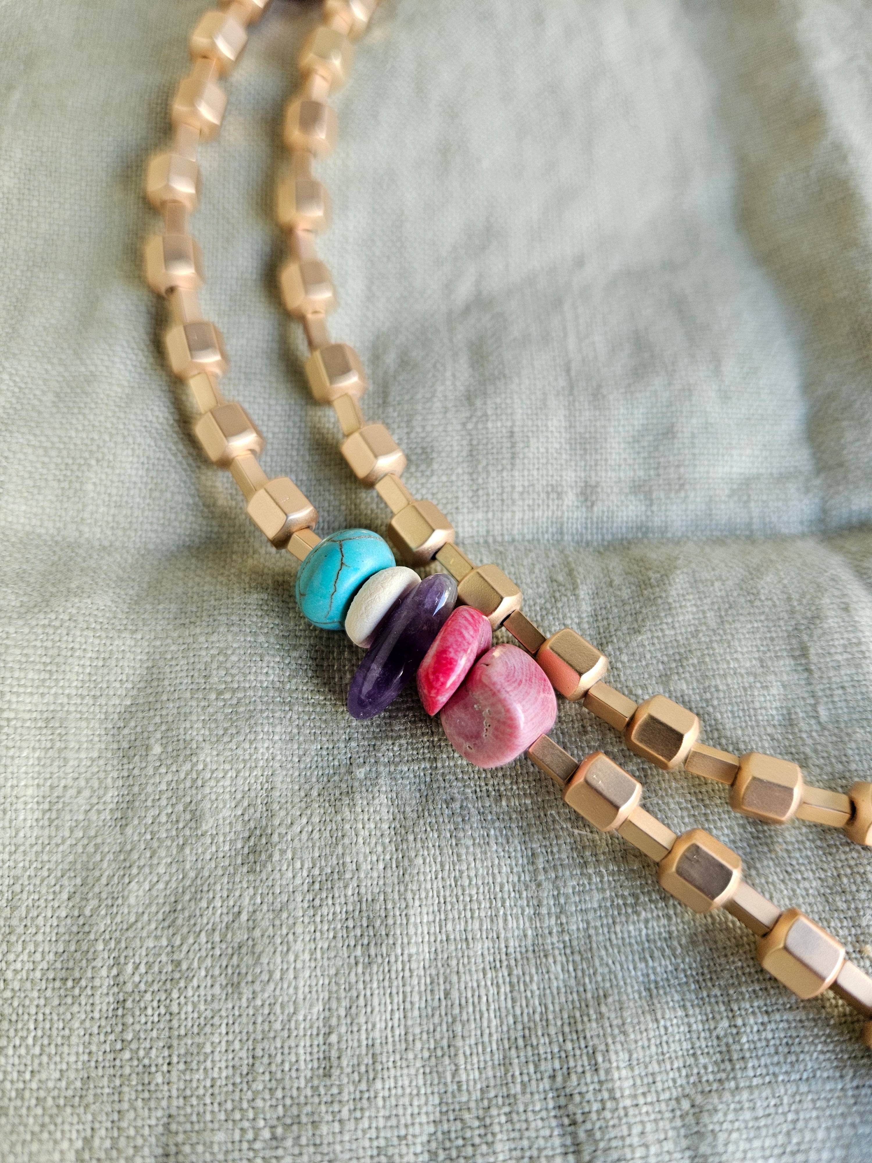 Hematite, coral, malachit si portelan