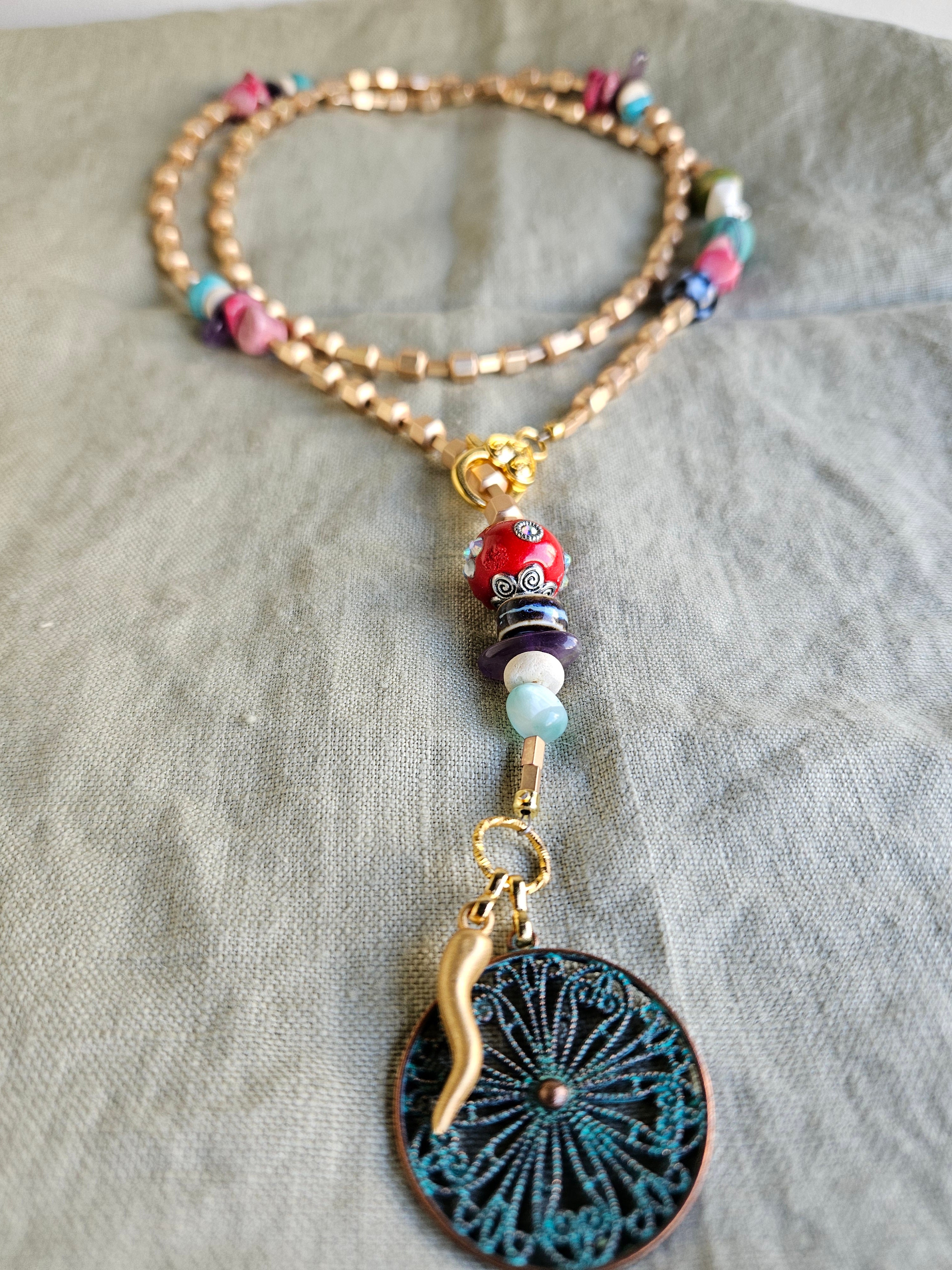 Hematite, coral, malachit si portelan