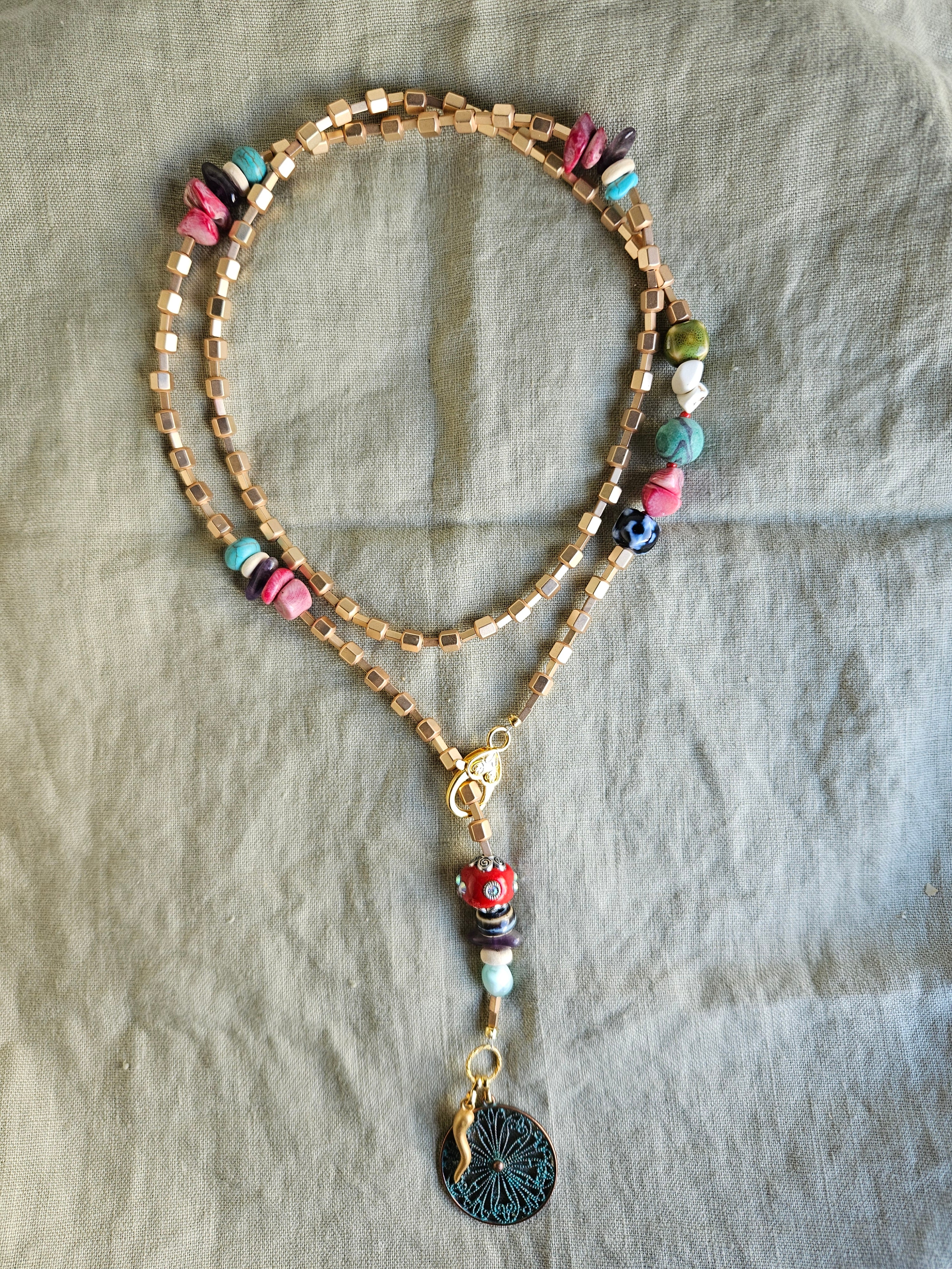Hematite, coral, malachit si portelan