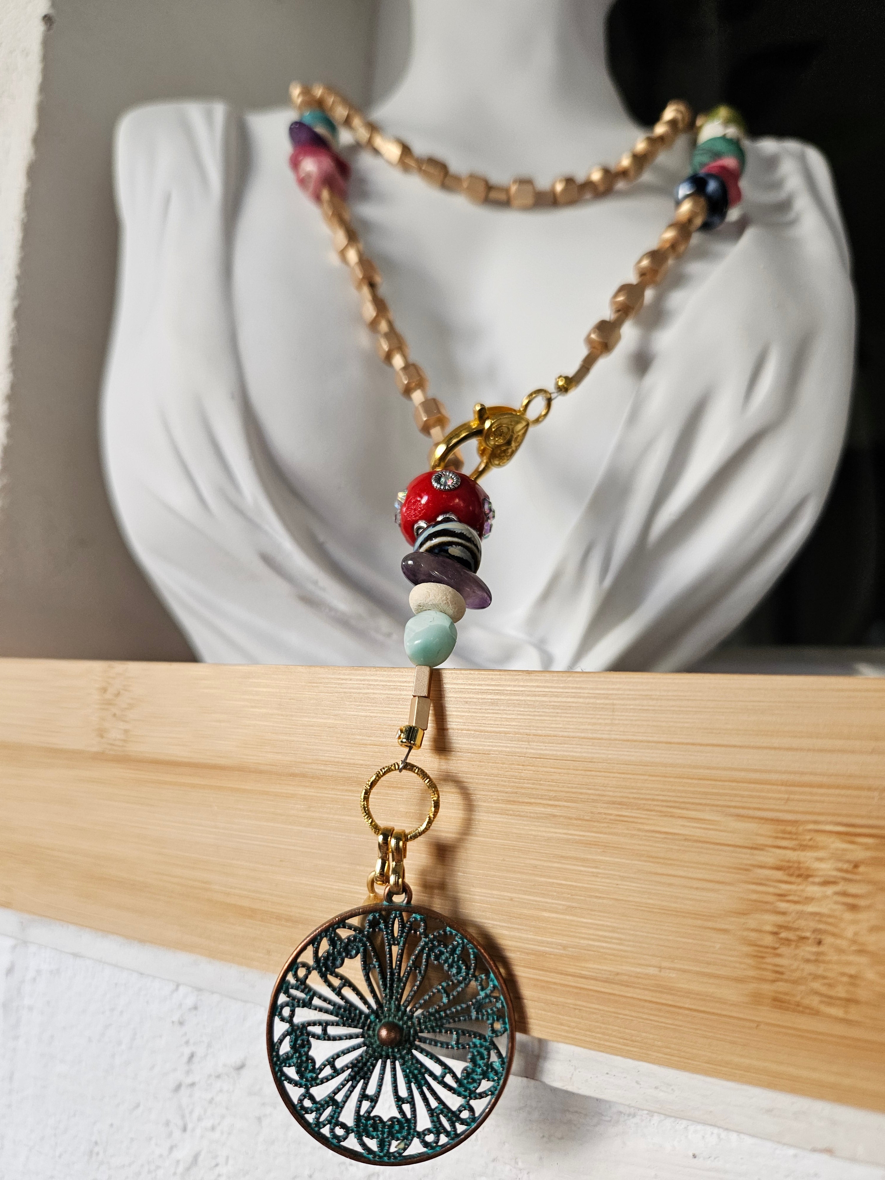 Hematite, coral, malachit si portelan