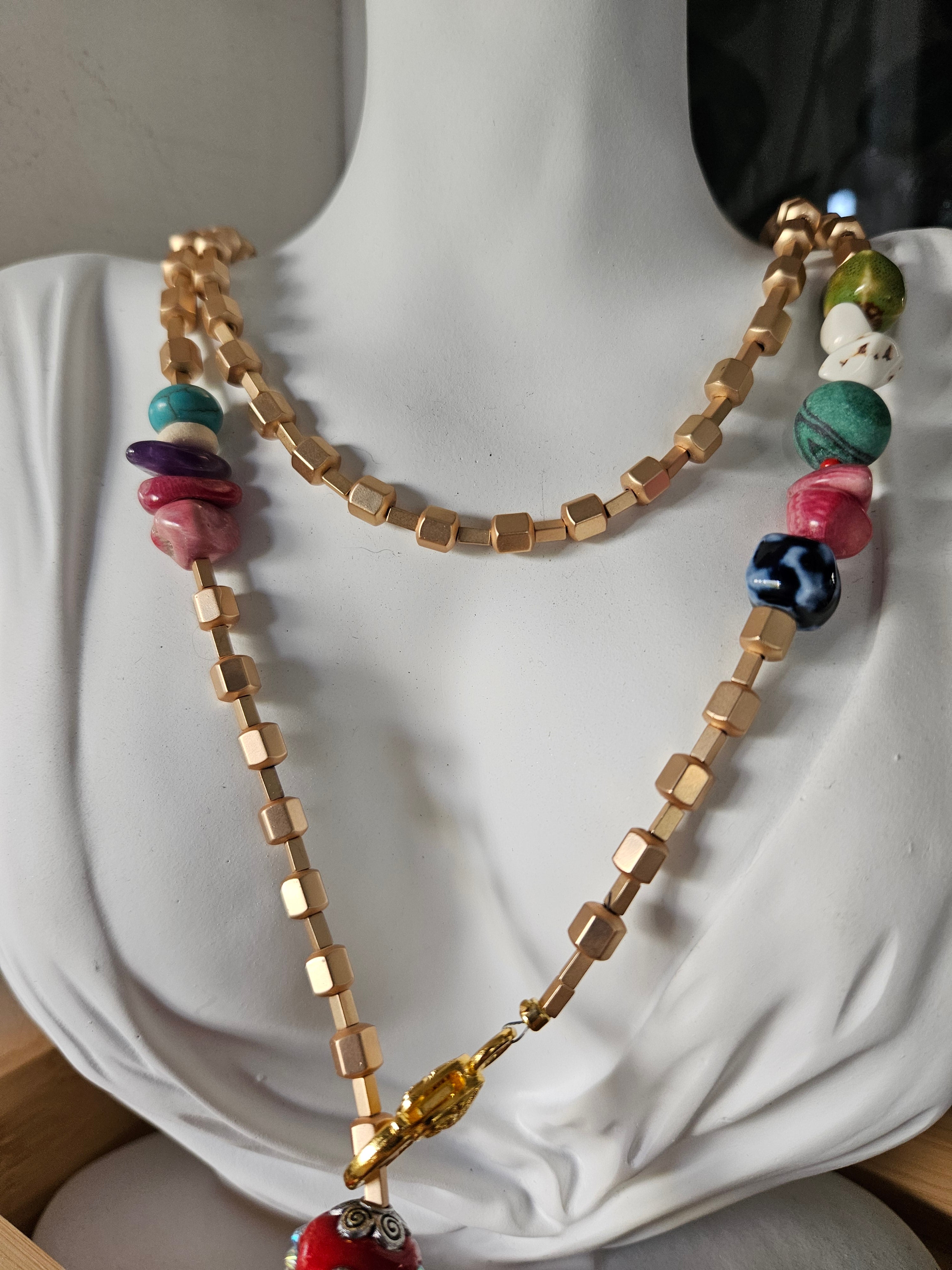 Hematite, coral, malachit si portelan
