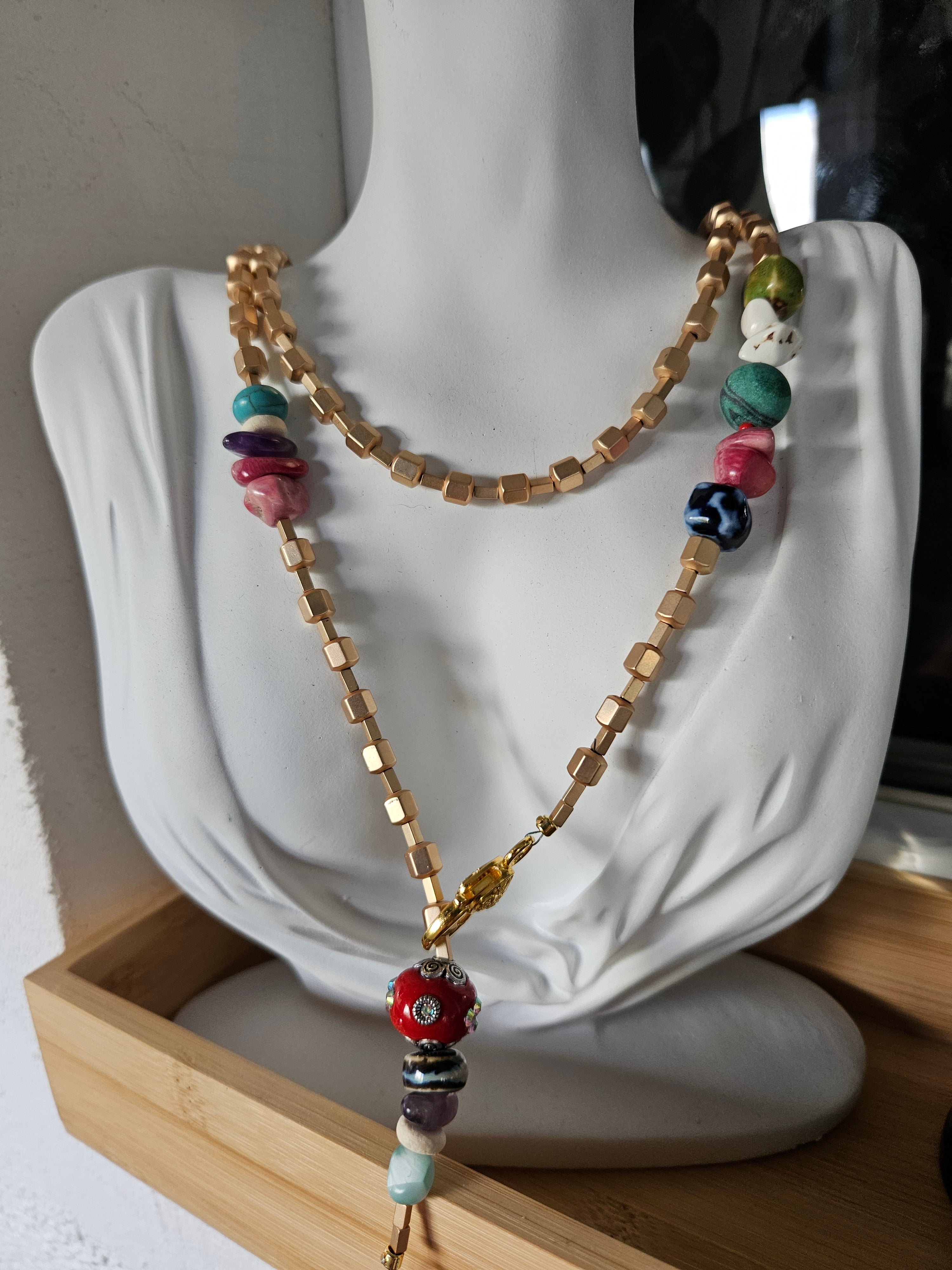 Hematite, coral, malachit si portelan