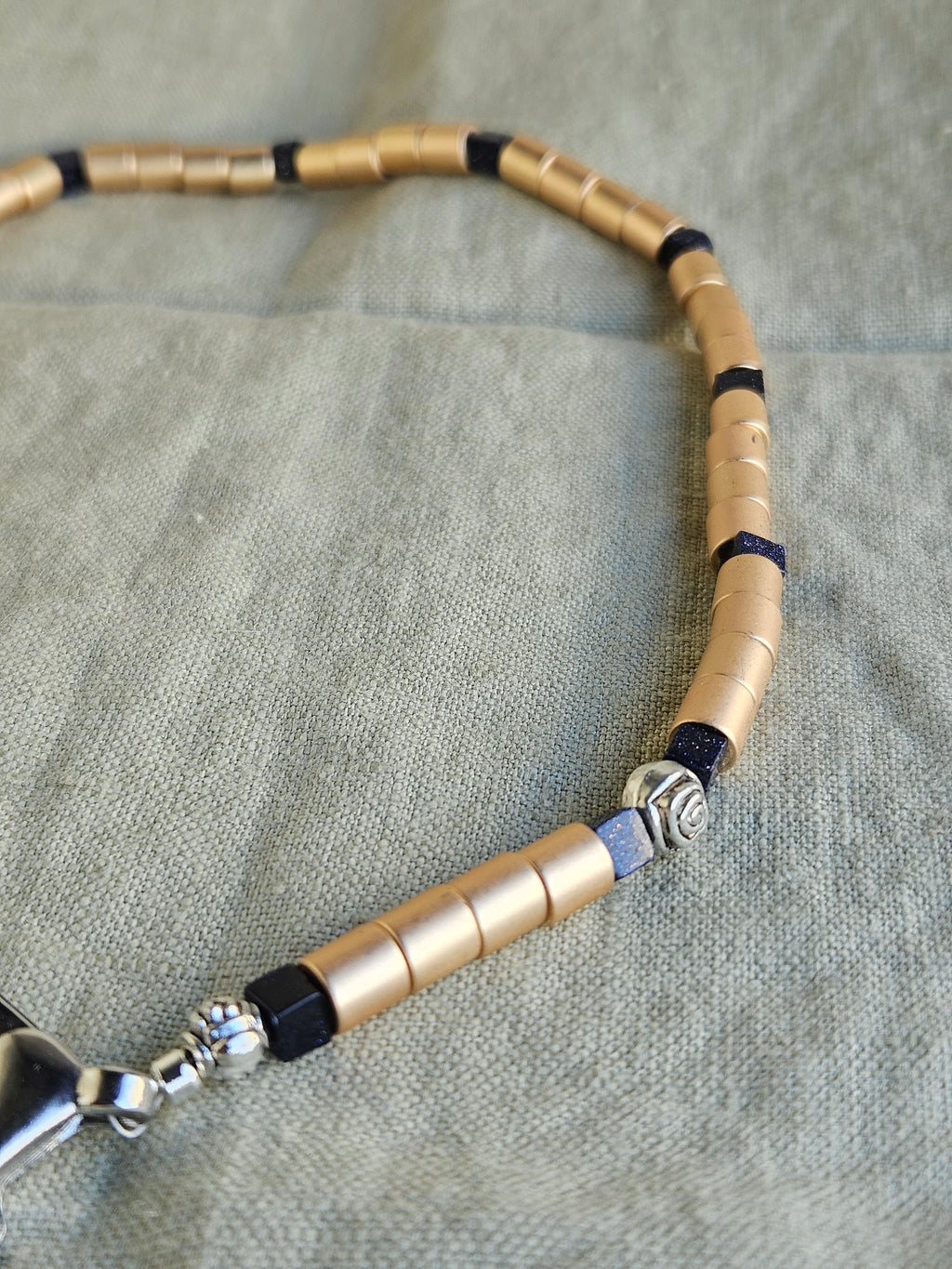 Hematite si goldstone