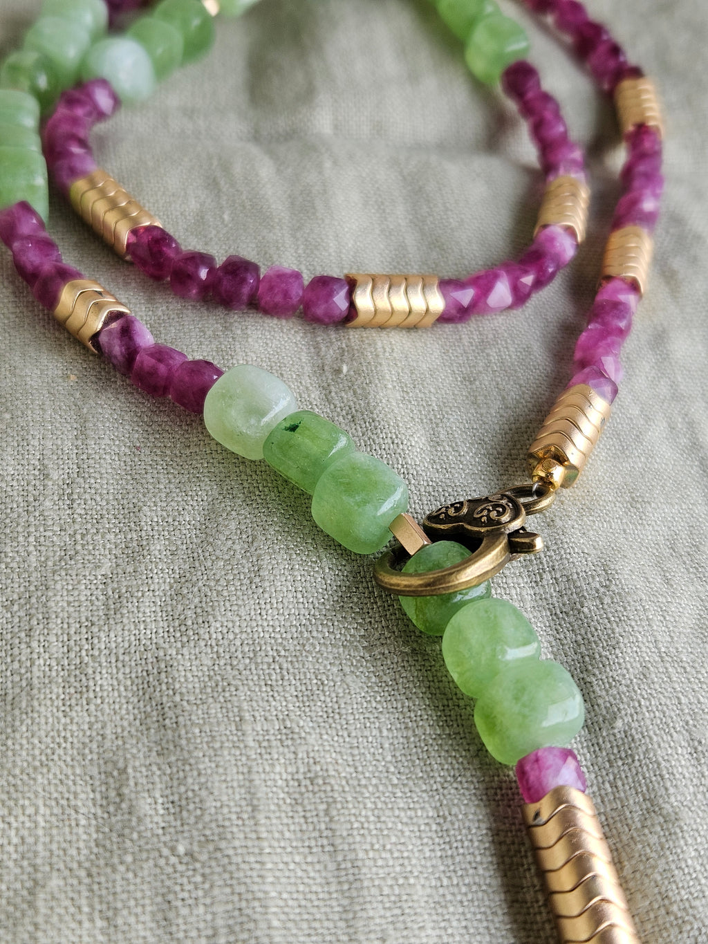 Jad de doua culori si hematite