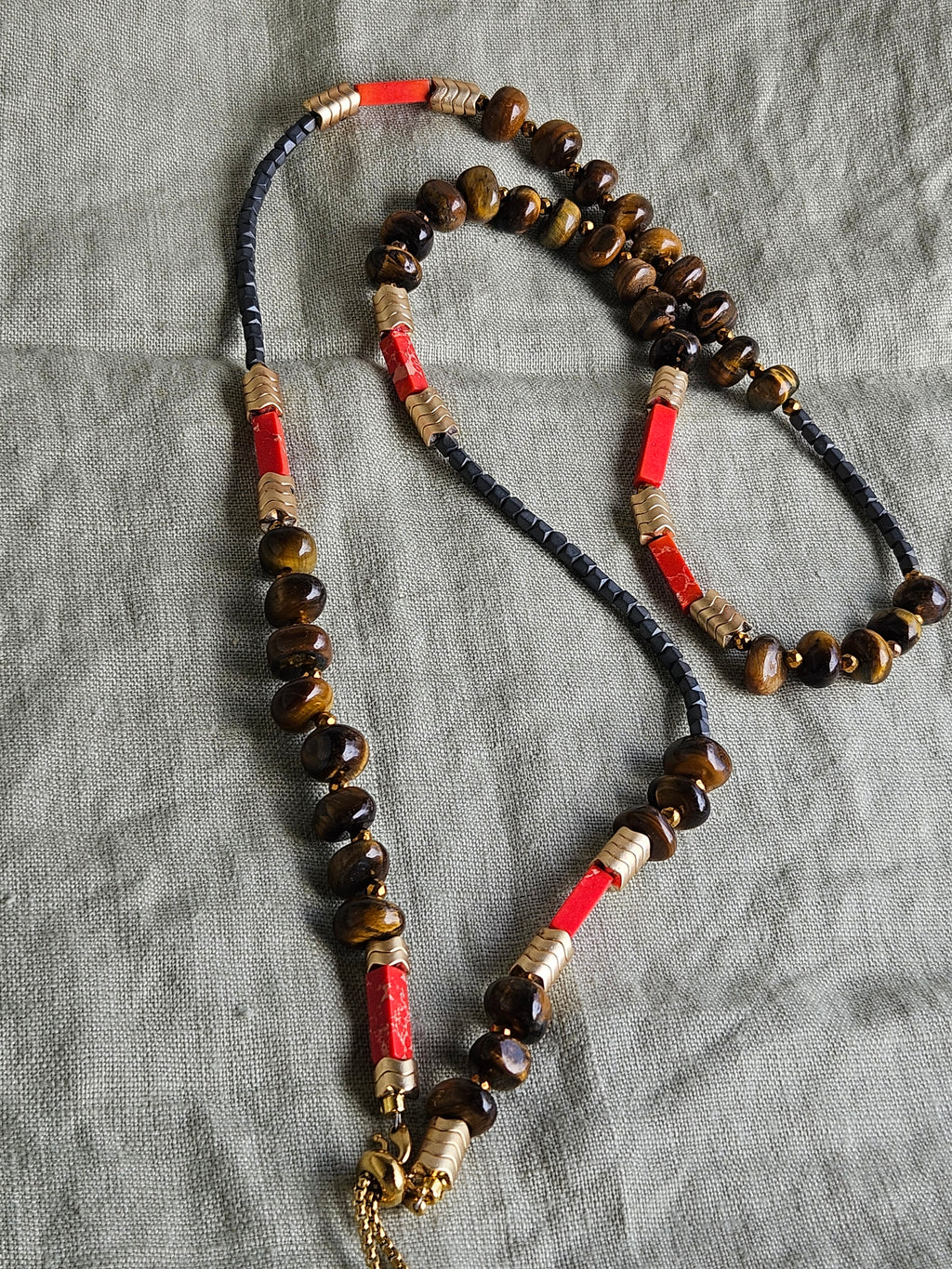 Agat rosu, lavastone si hematite