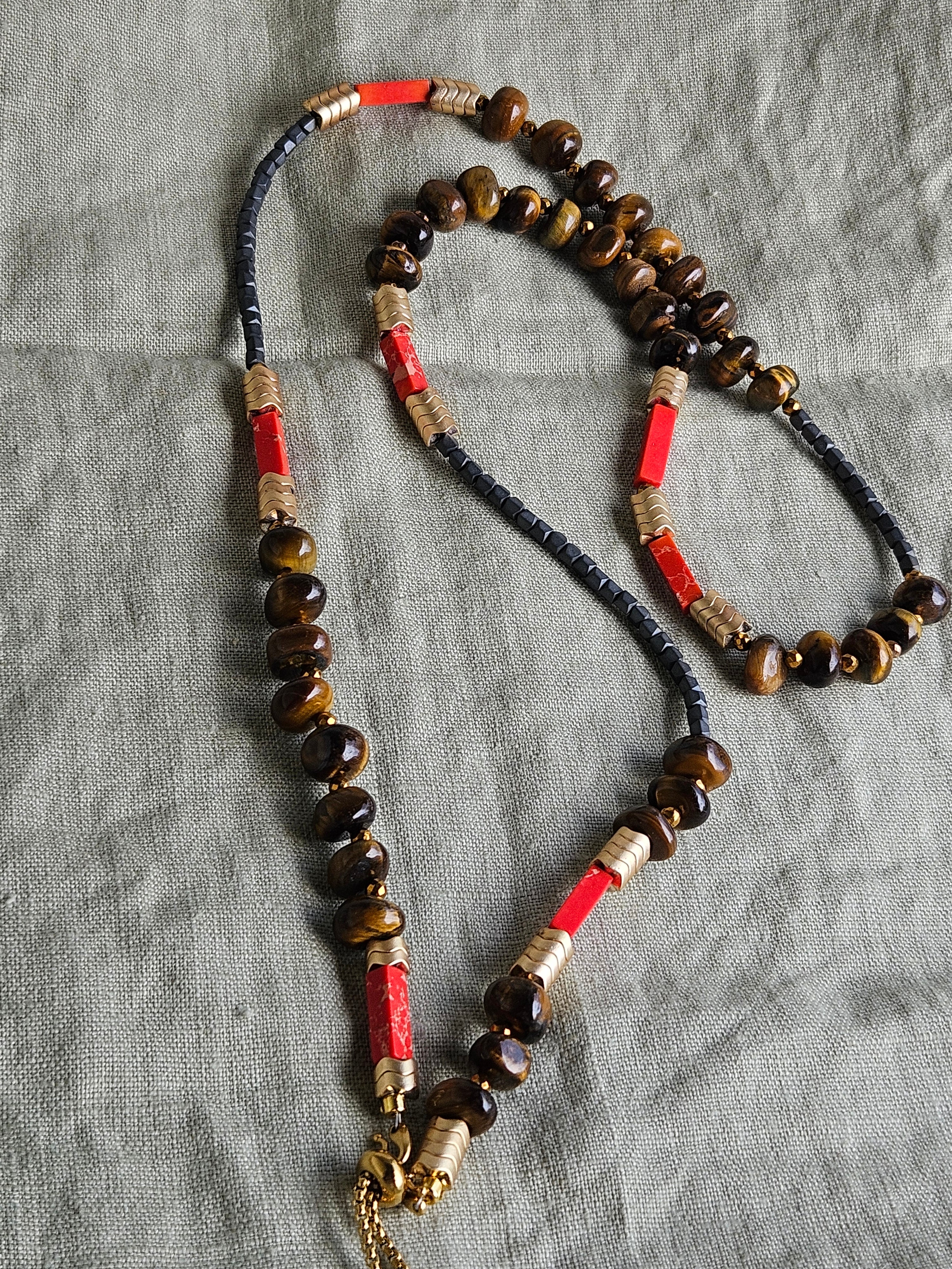 Agat rosu, lavastone si hematite
