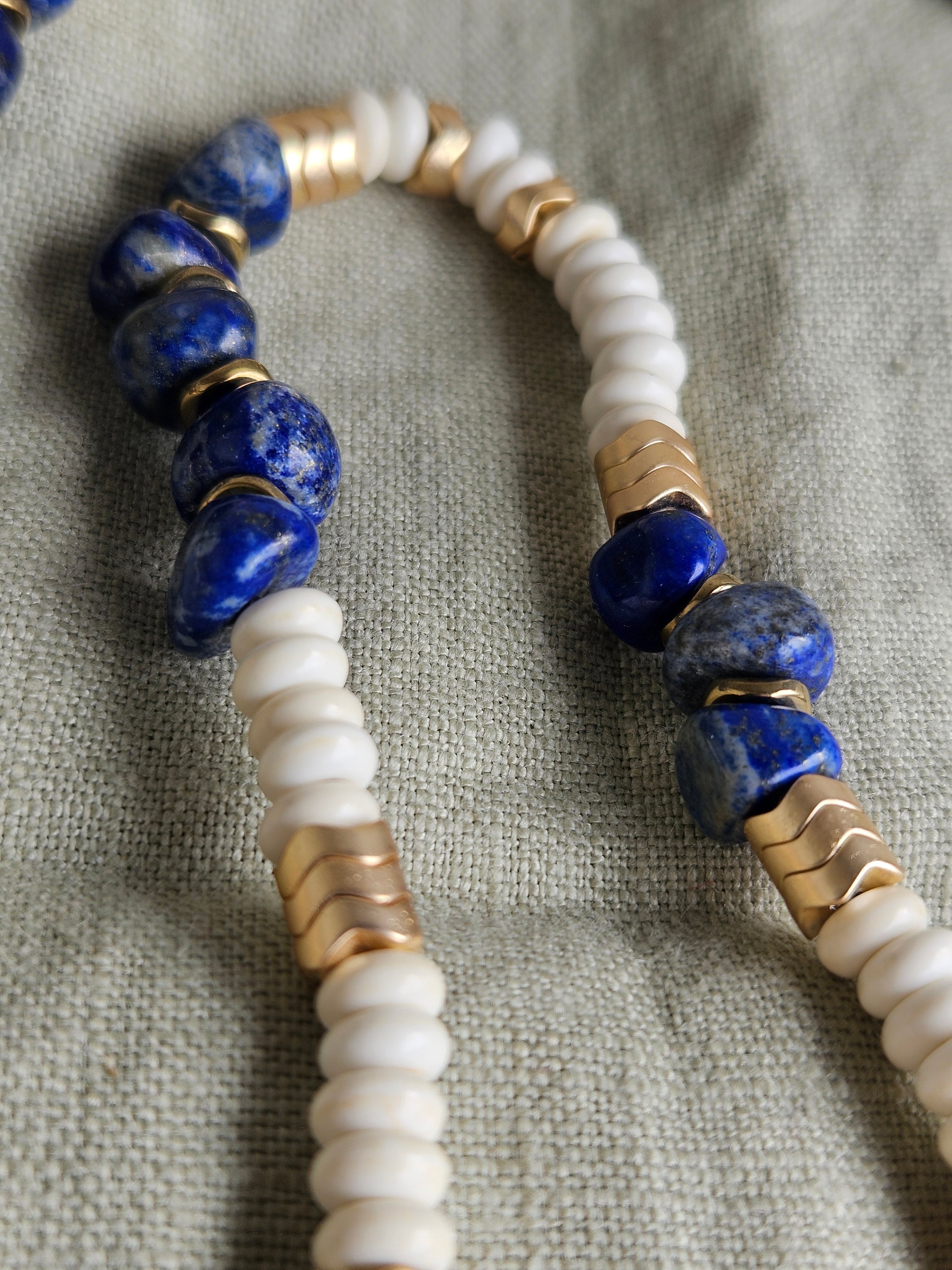 Lapis, hematite mate si coral sintetic