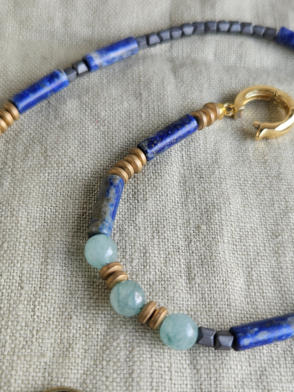 Lapis lazuli, hematit si jad