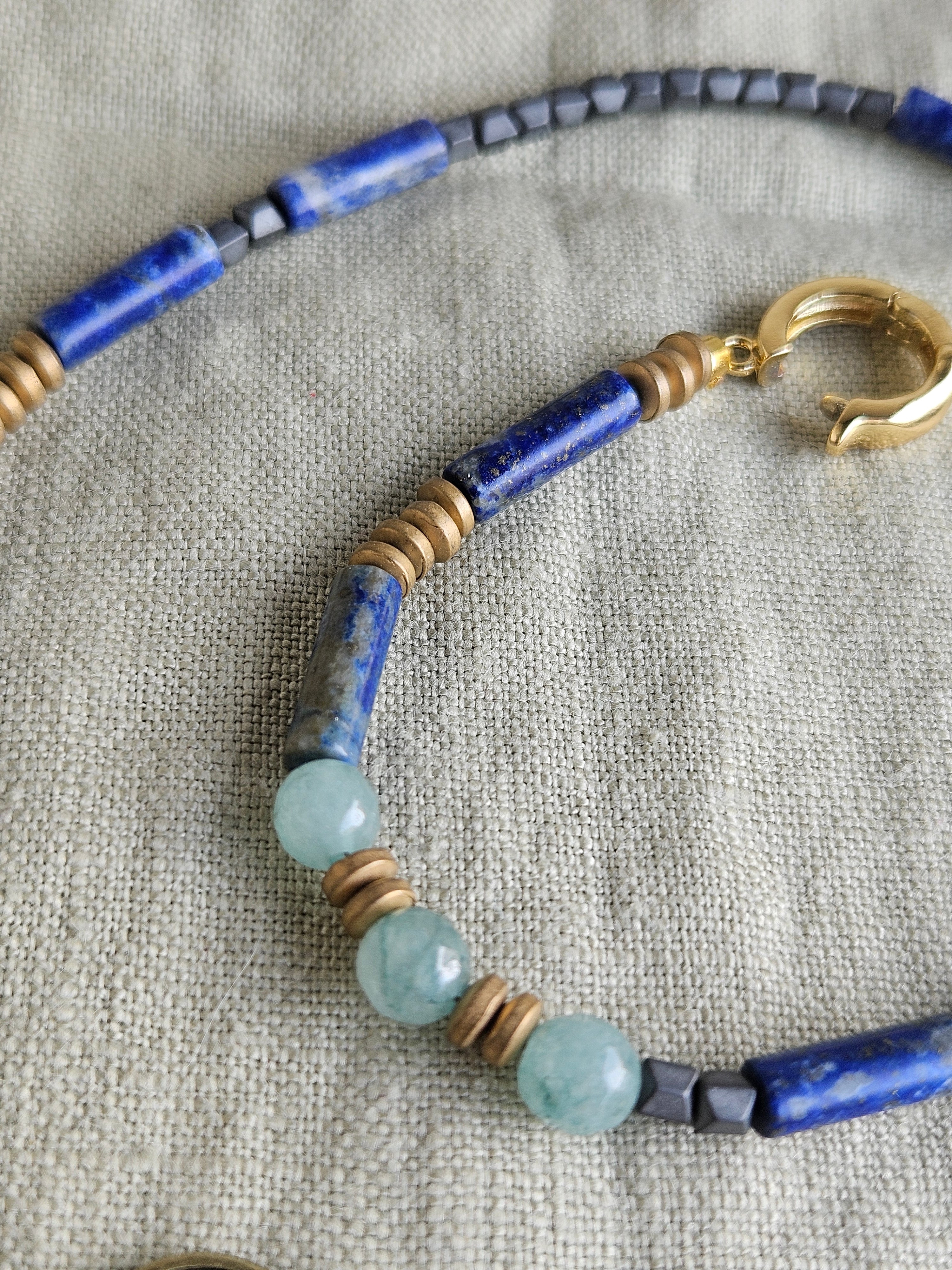 Lapis lazuli, hematit si jad