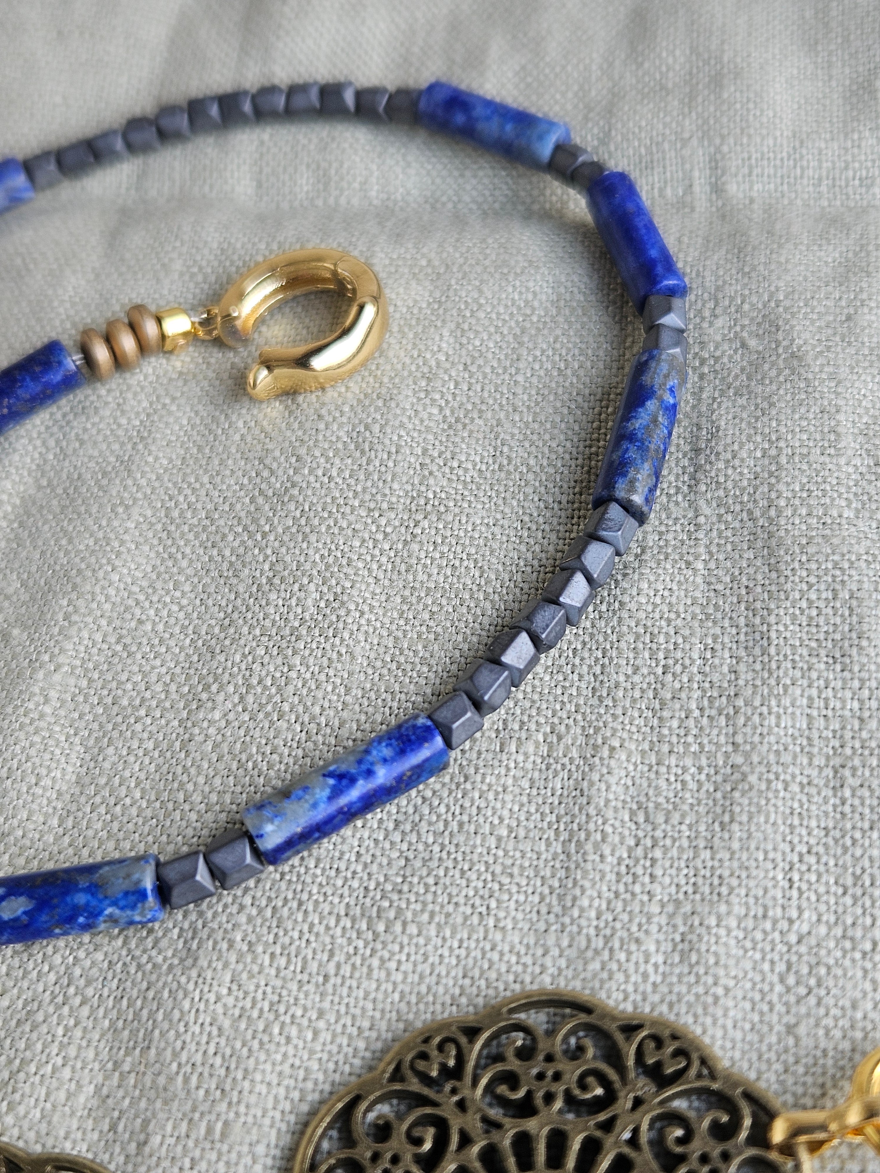 Lapis lazuli, hematit si jad