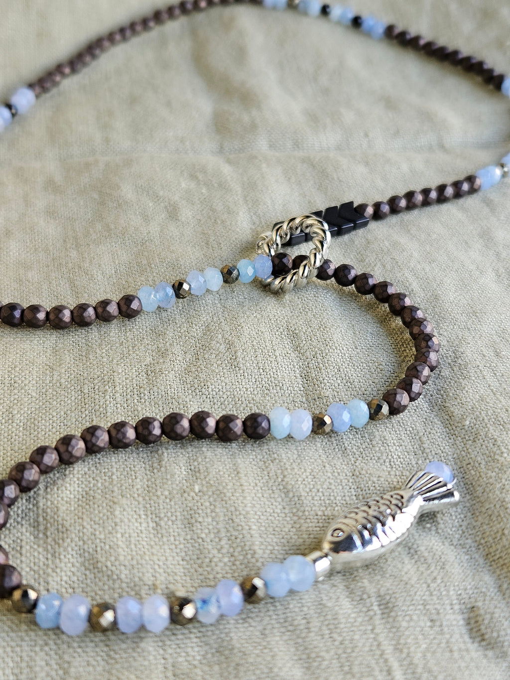 Aquamarina, pirita si hematite