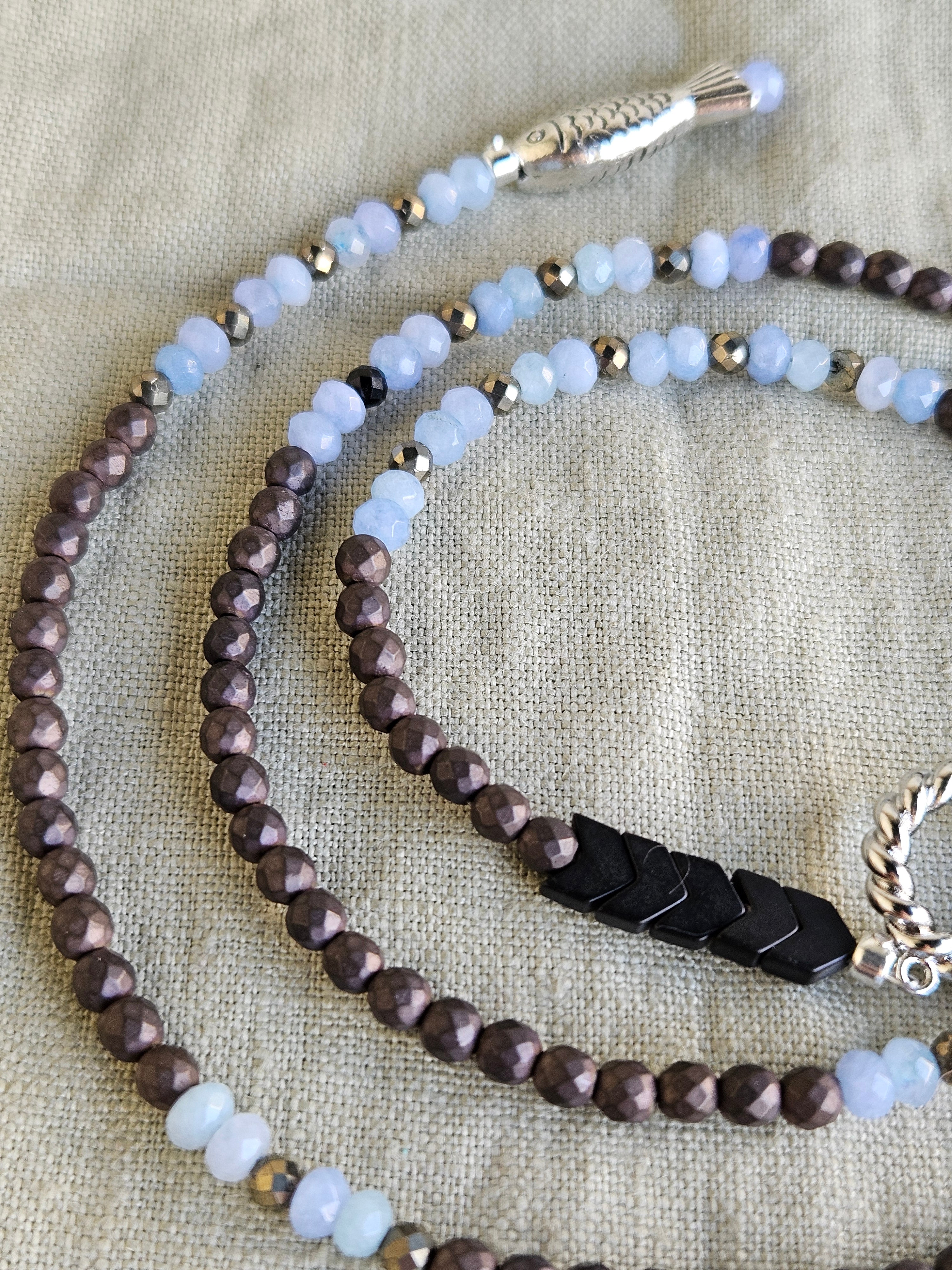 Aquamarina, pirita si hematite