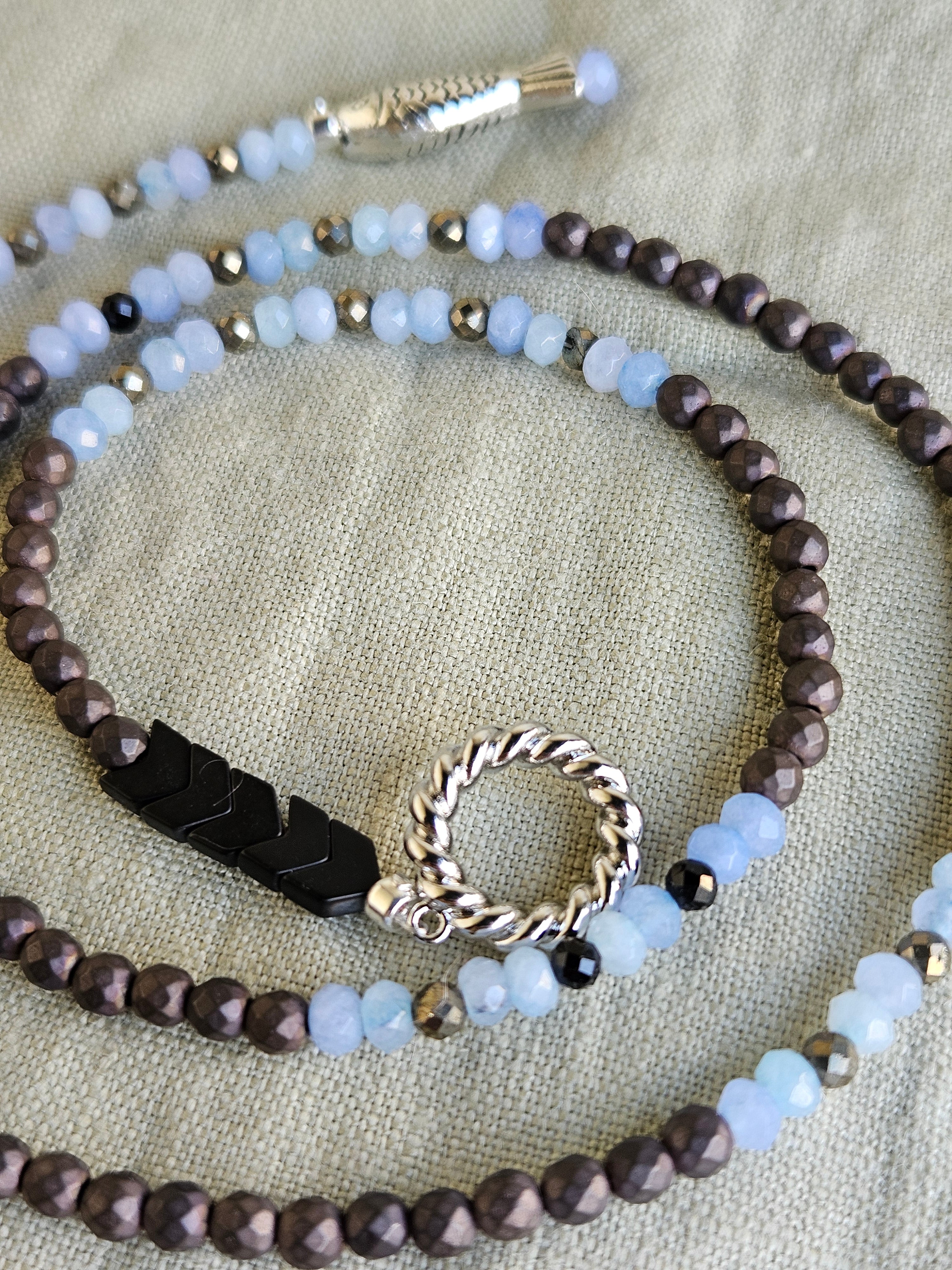 Aquamarina, pirita si hematite
