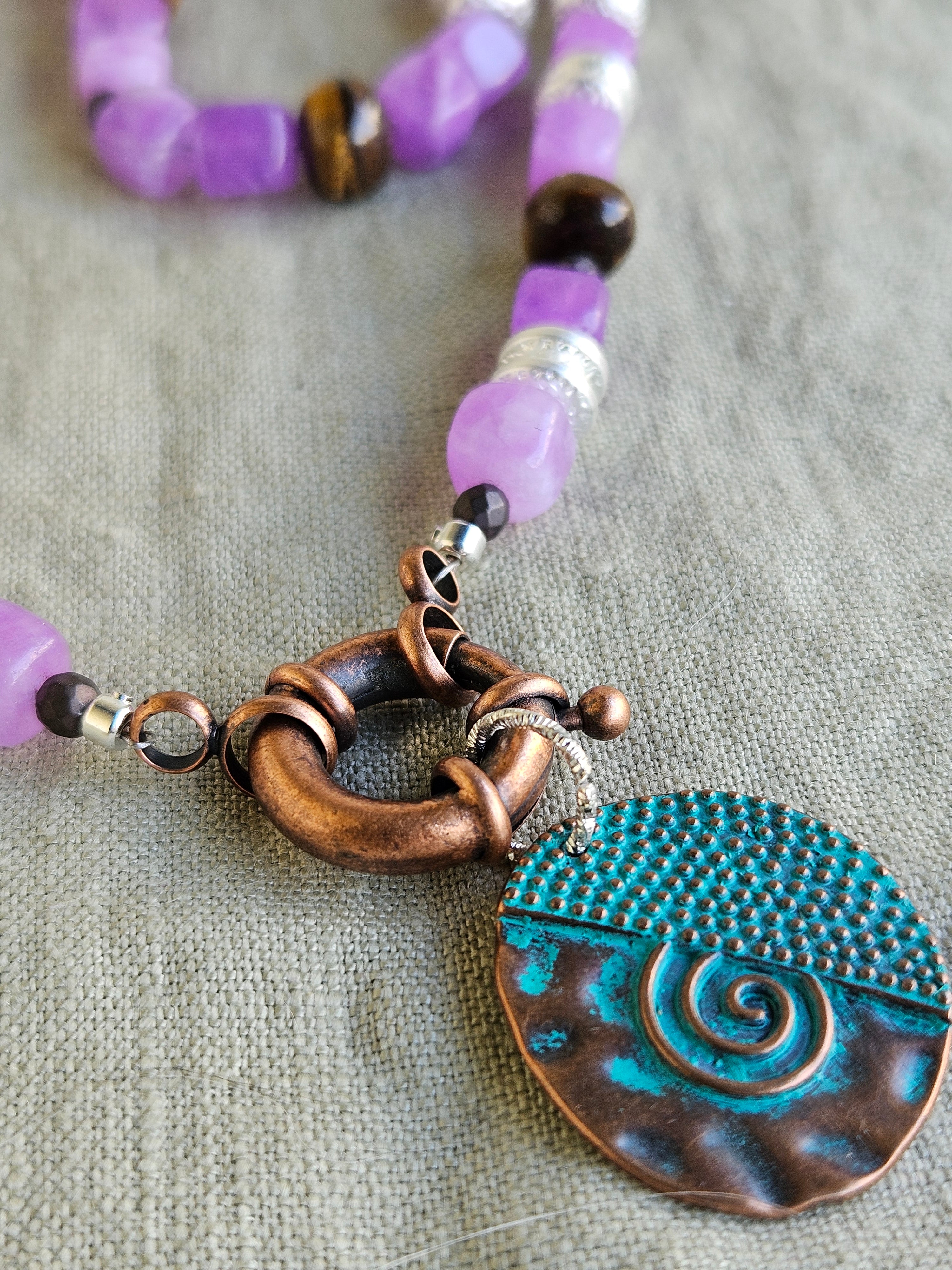 Ochi de tigru, jad si hematite