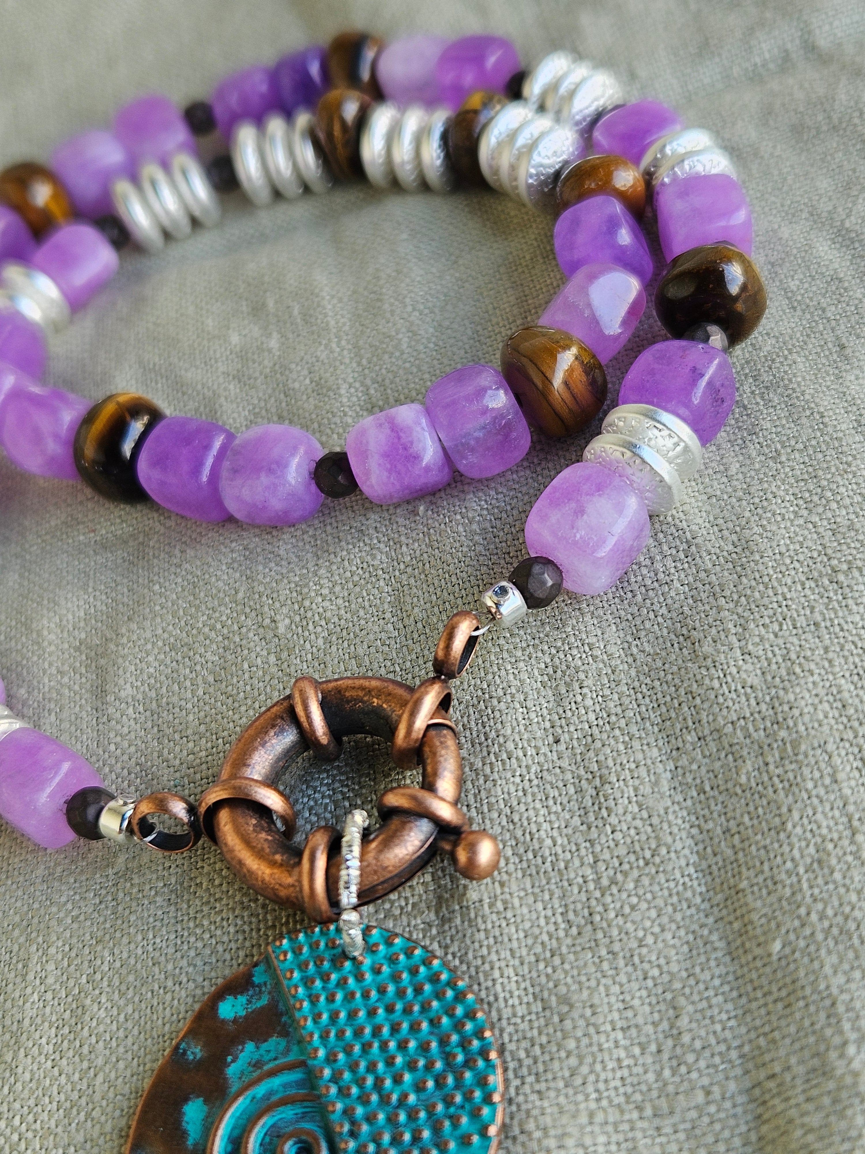 Ochi de tigru, jad si hematite