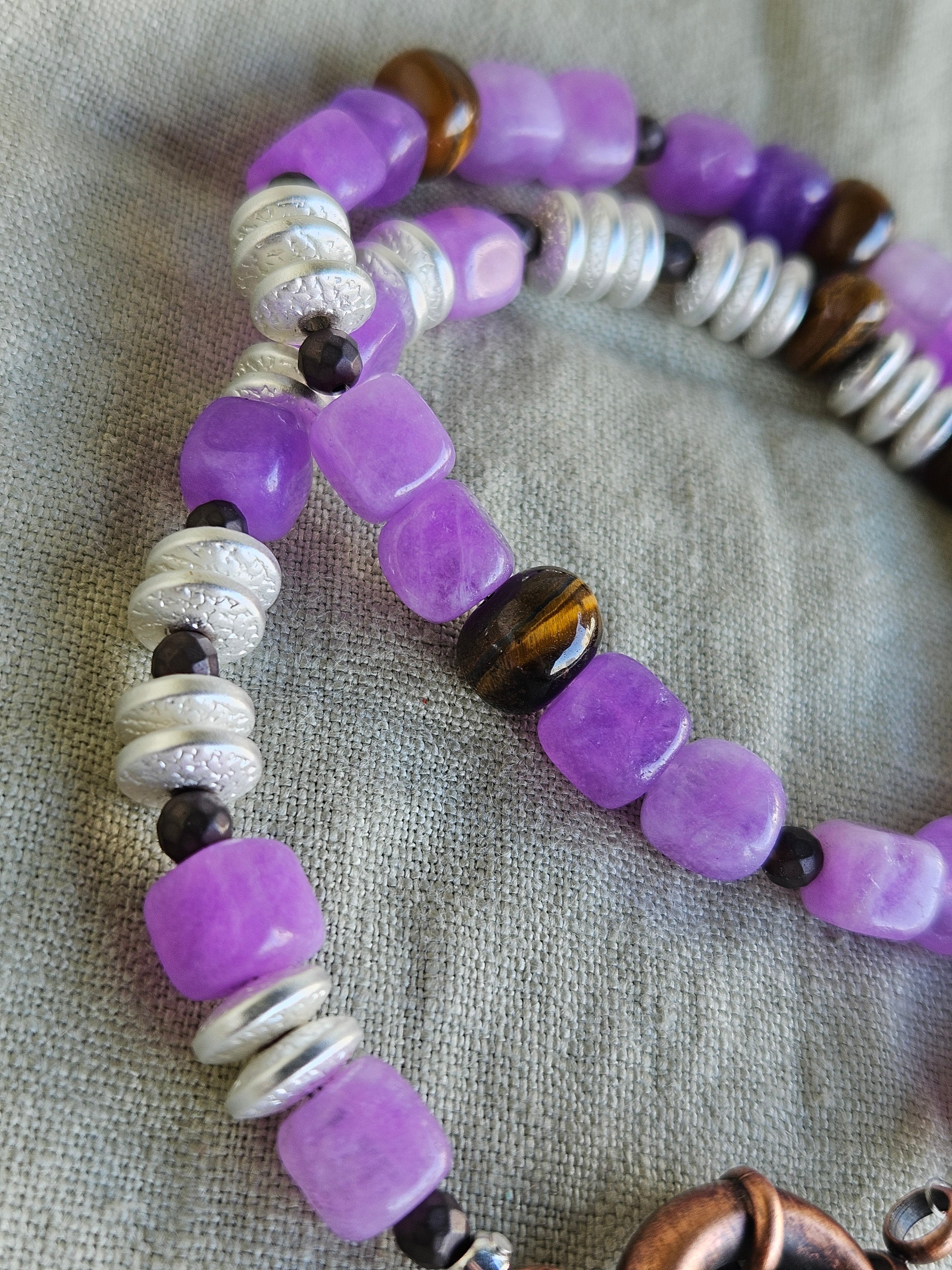 Ochi de tigru, jad si hematite