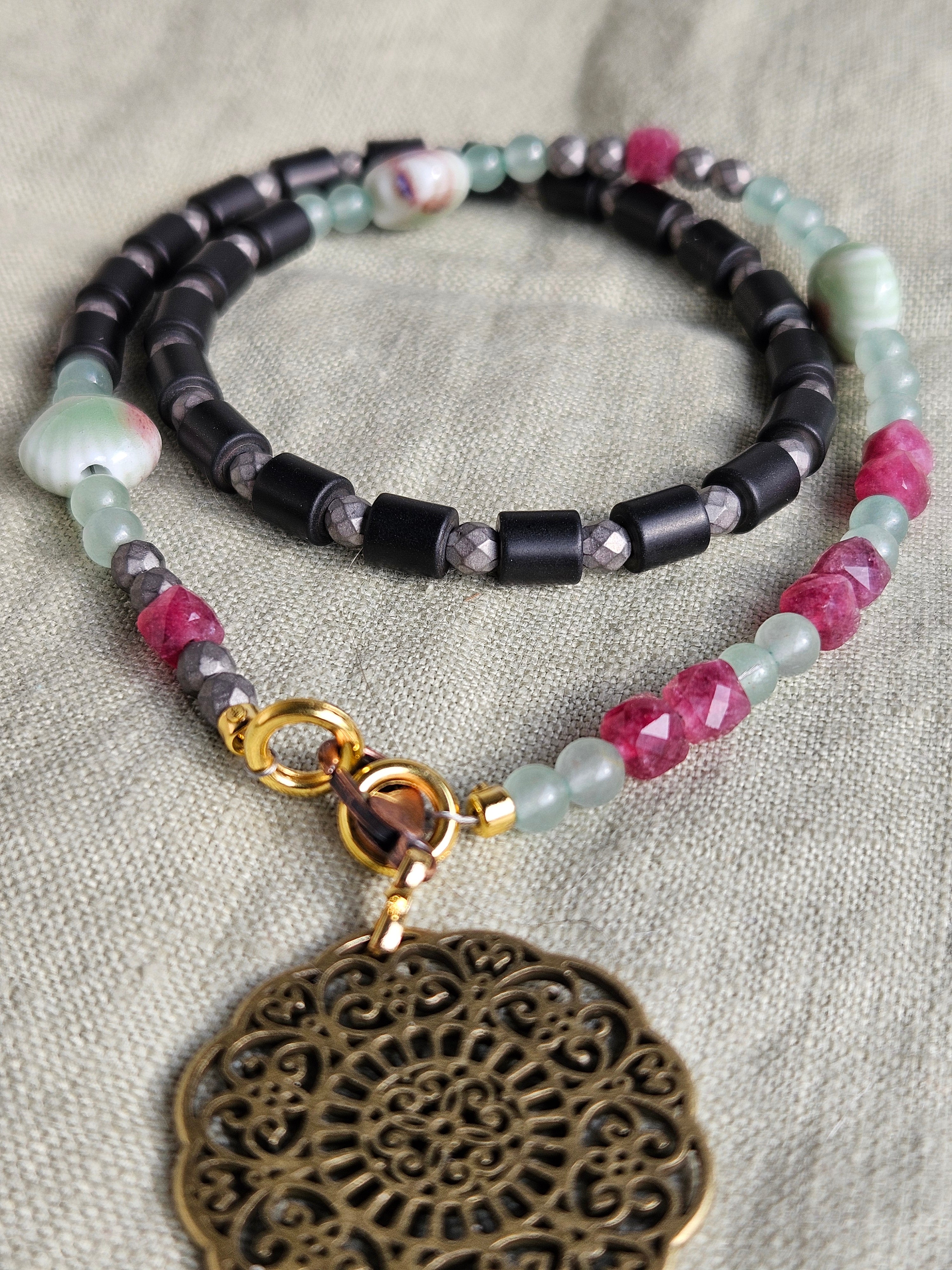 Hematite, jad, aventurin si ceramica