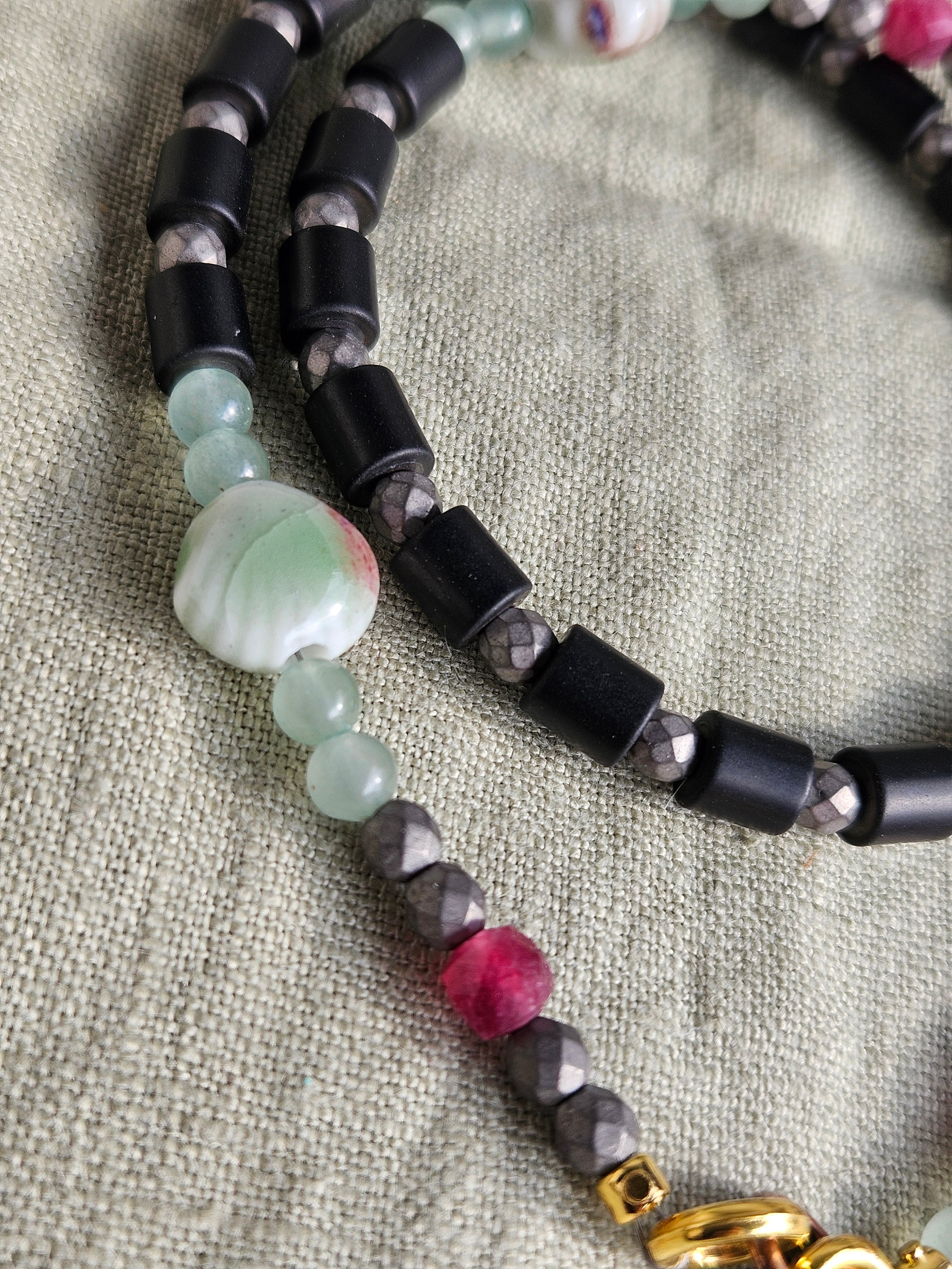 Hematite, jad, aventurin si ceramica