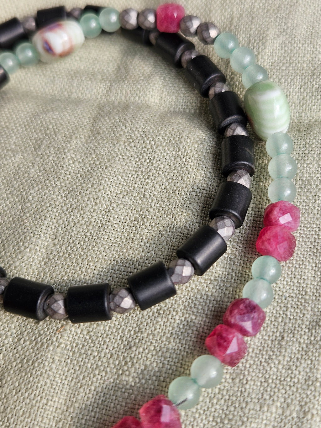 Hematite, jad, aventurin si ceramica