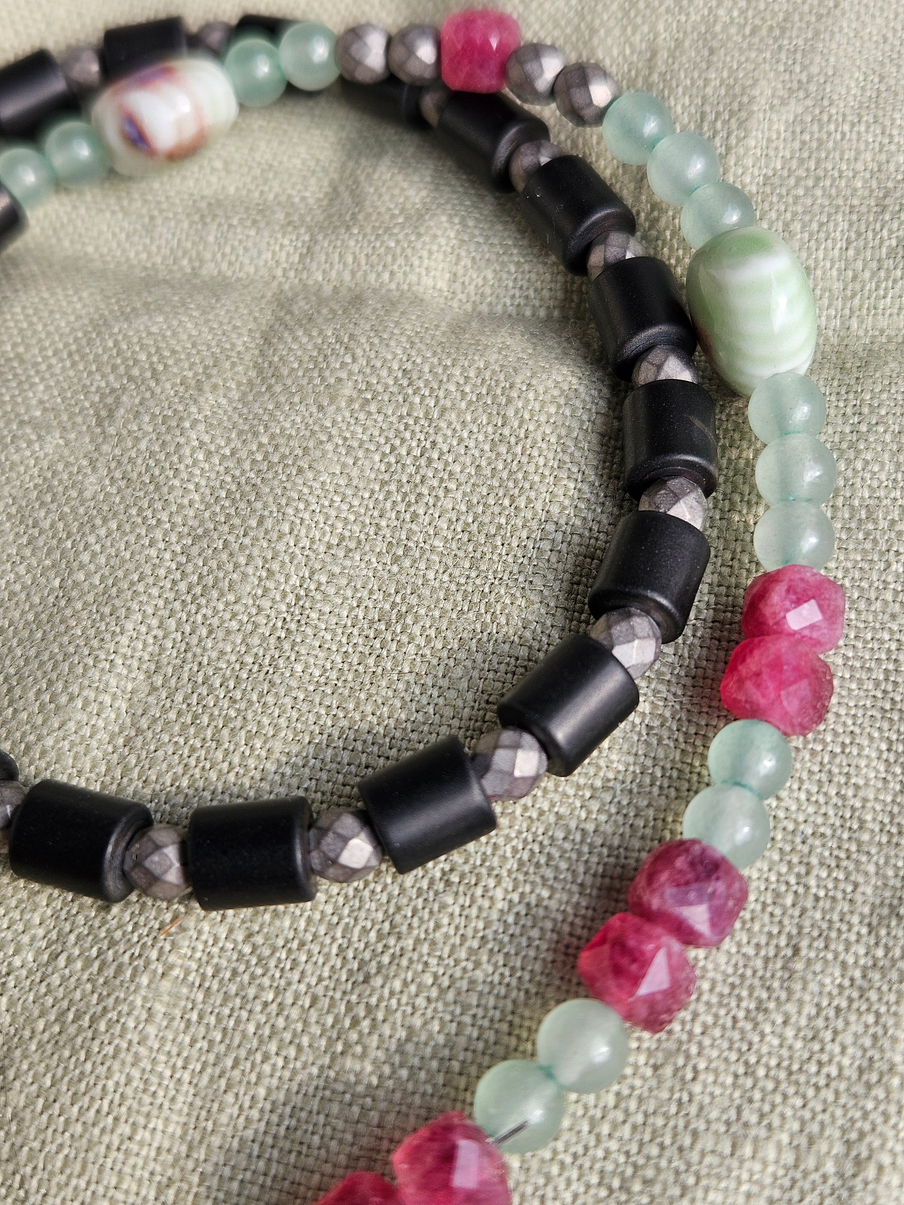 Hematite, jad, aventurin si ceramica
