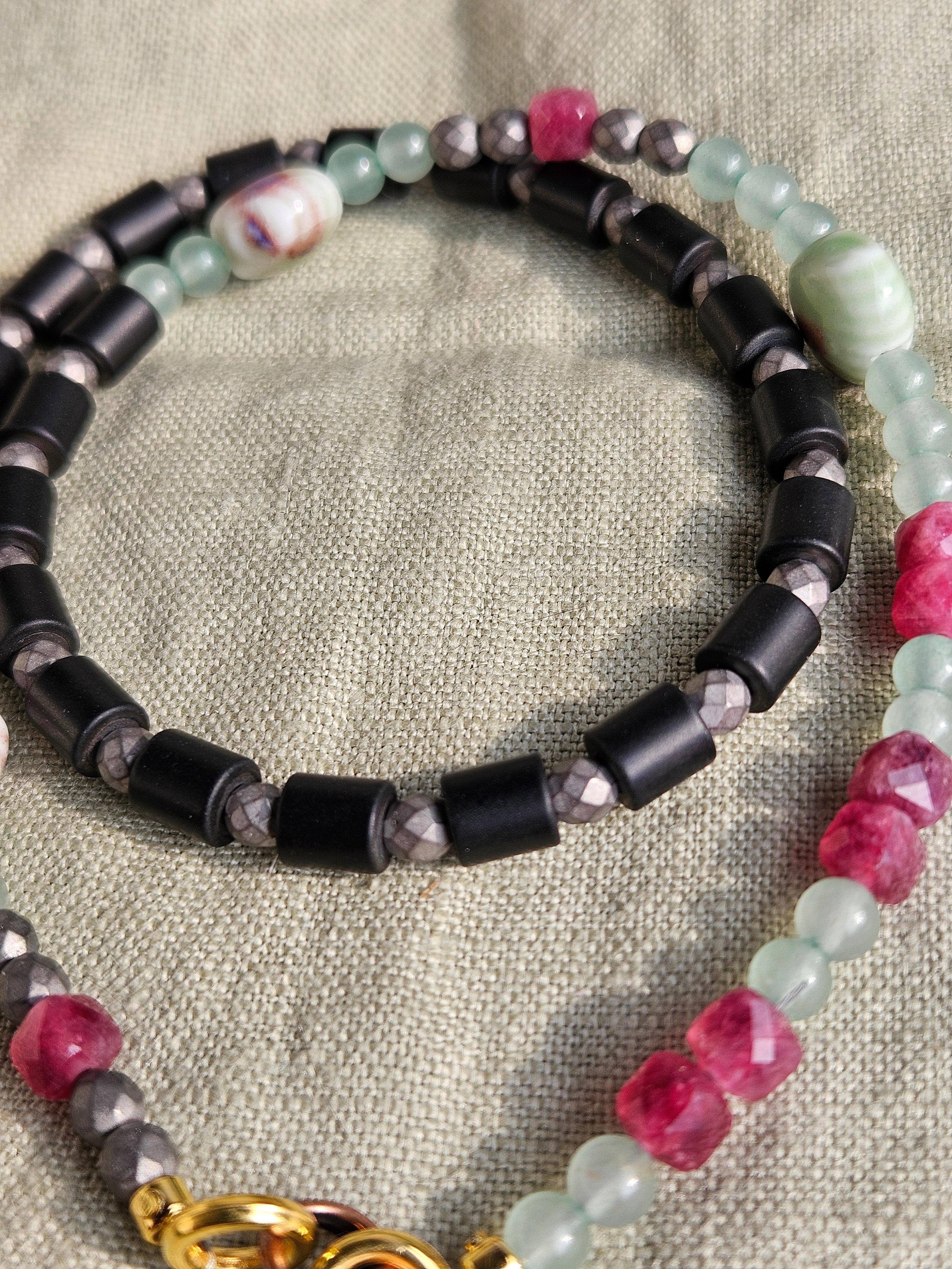 Hematite, jad, aventurin si ceramica