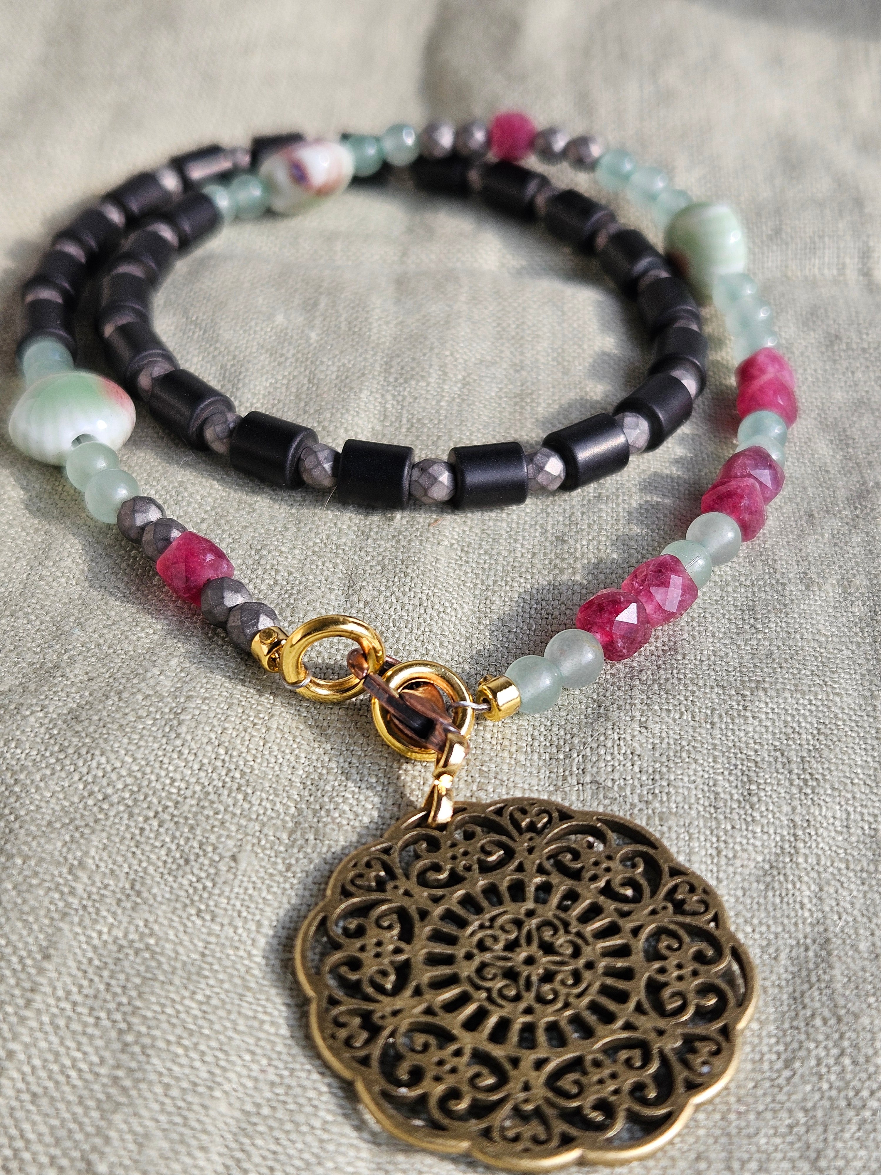 Hematite, jad, aventurin si ceramica