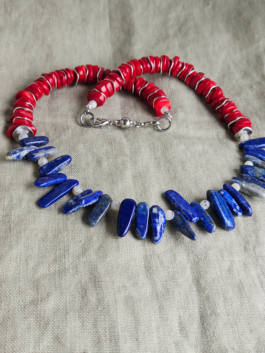 Coral, lapis lazuli si piatra lunii