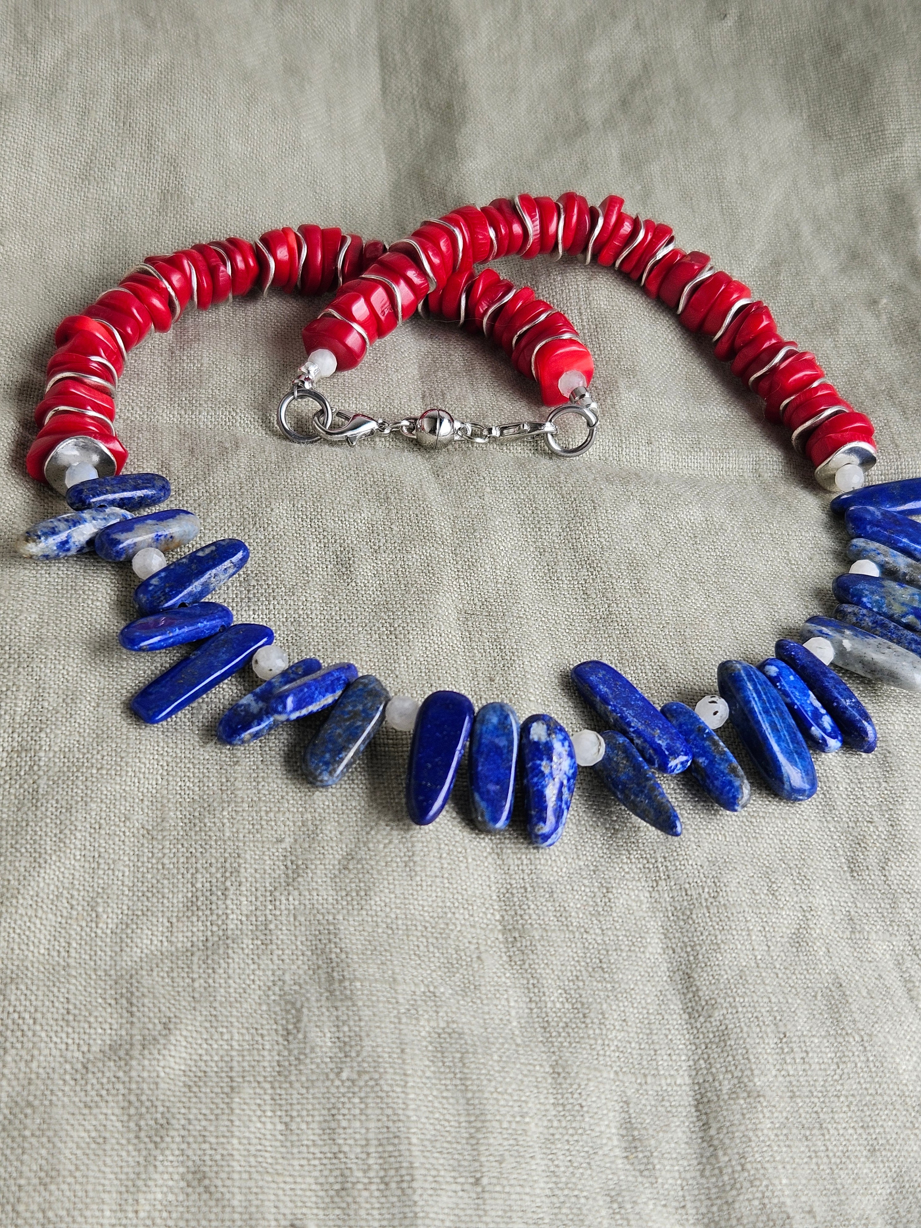 Coral, lapis lazuli si piatra lunii