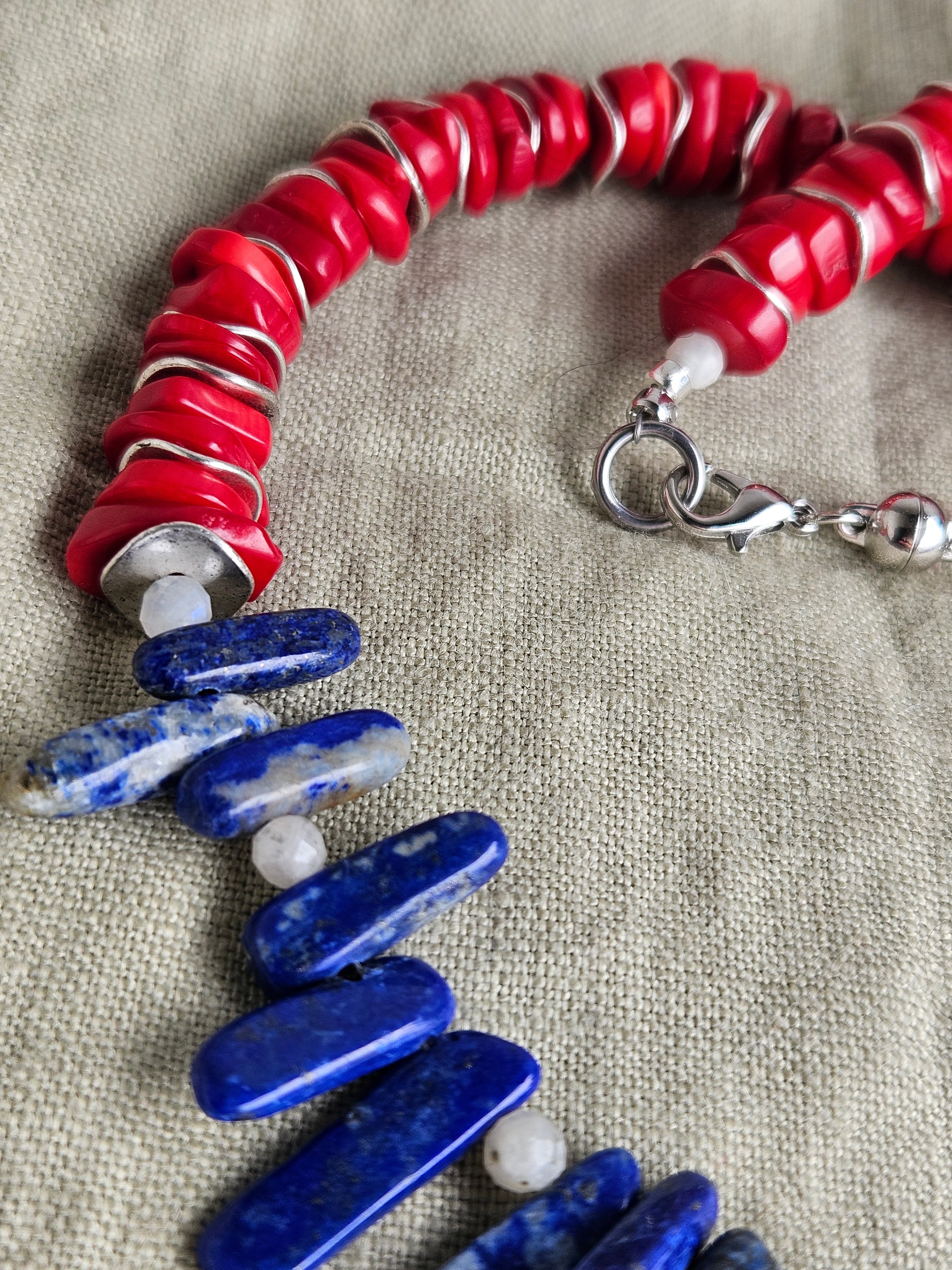 Coral, lapis lazuli si piatra lunii