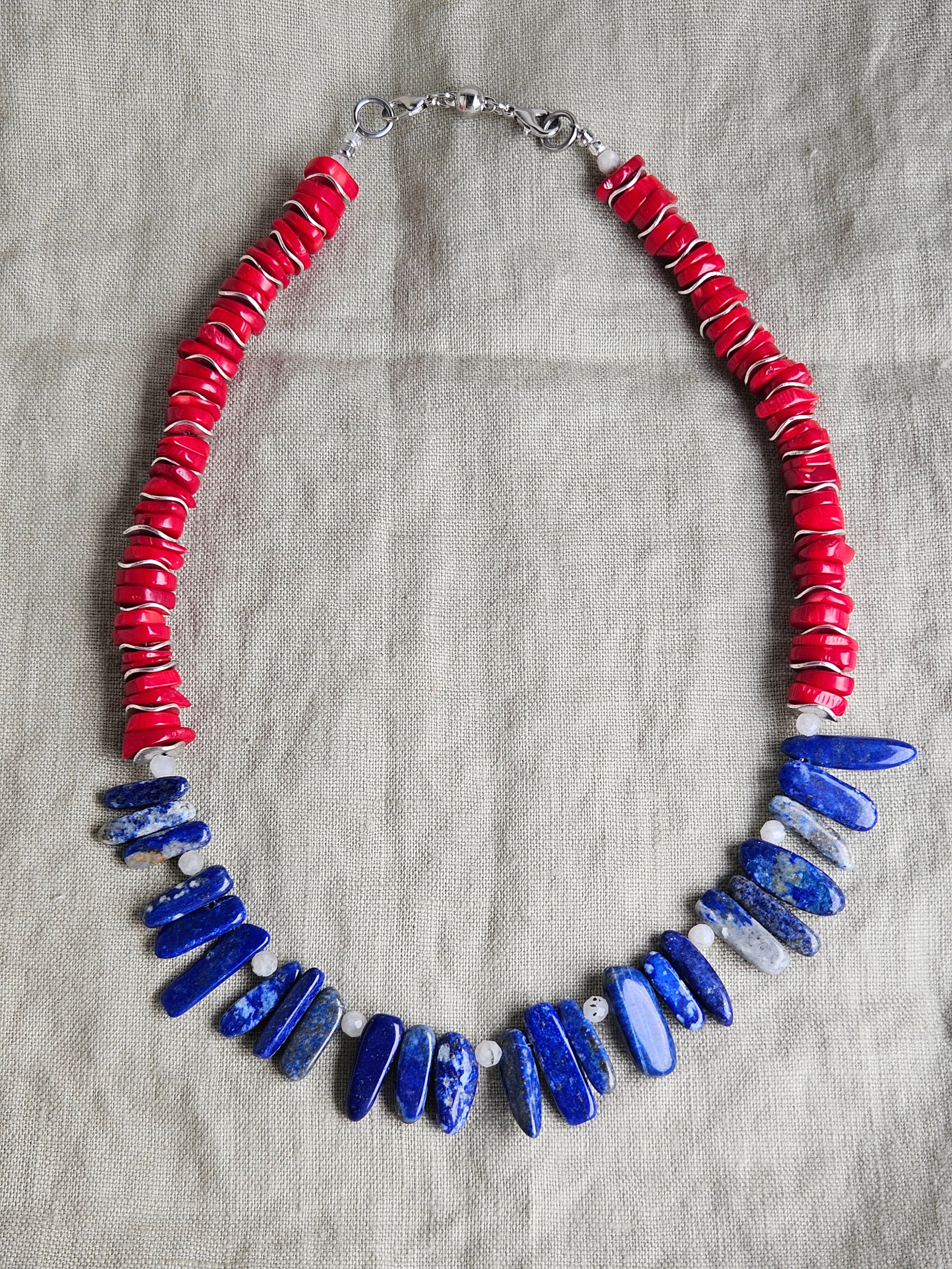 Coral, lapis lazuli si piatra lunii