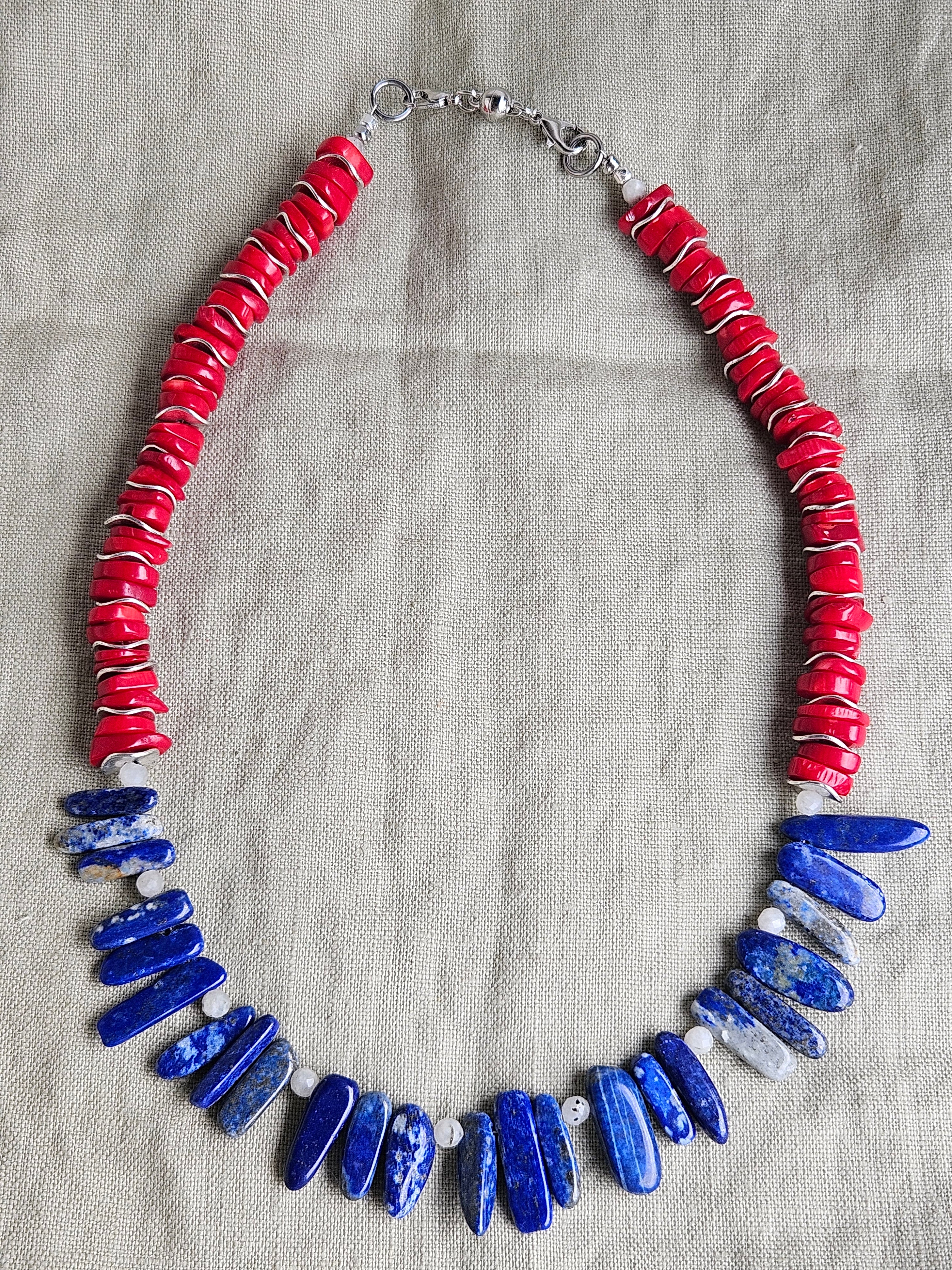 Coral, lapis lazuli si piatra lunii